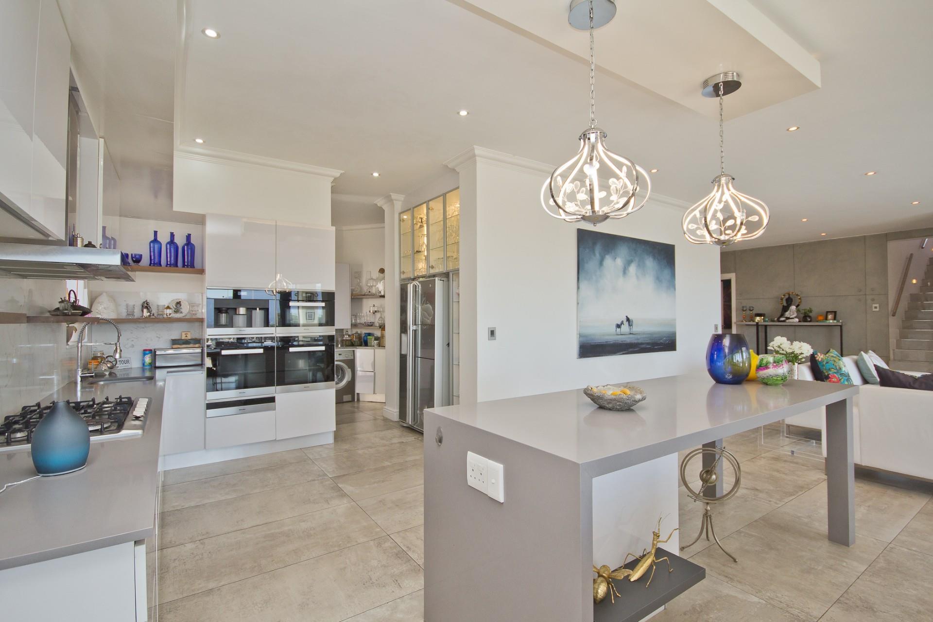 Architectural Elegance with Panoramic Mountain Views — photograph 3