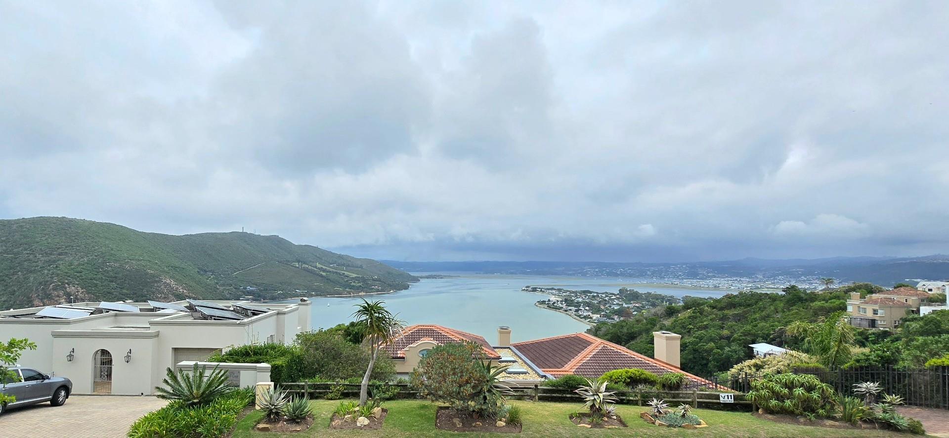 Elegant Lagoon-Front Retreat with Stunning Views — photograph 2