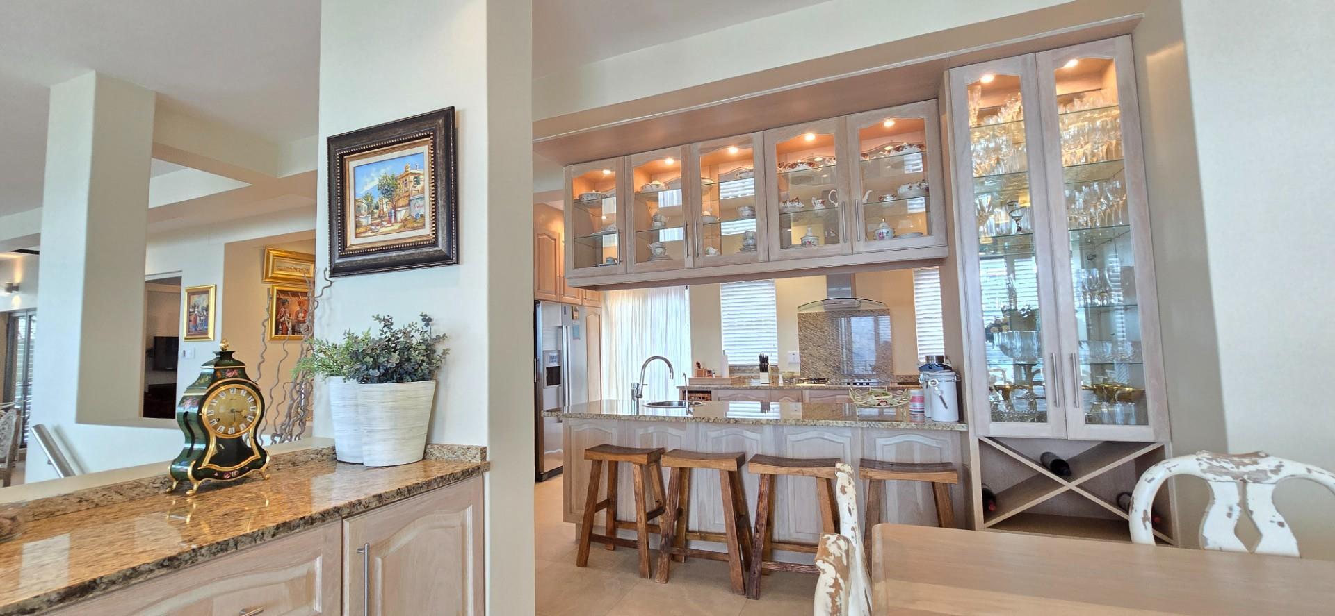 Elegant Lagoon-Front Retreat with Stunning Views — photograph 5