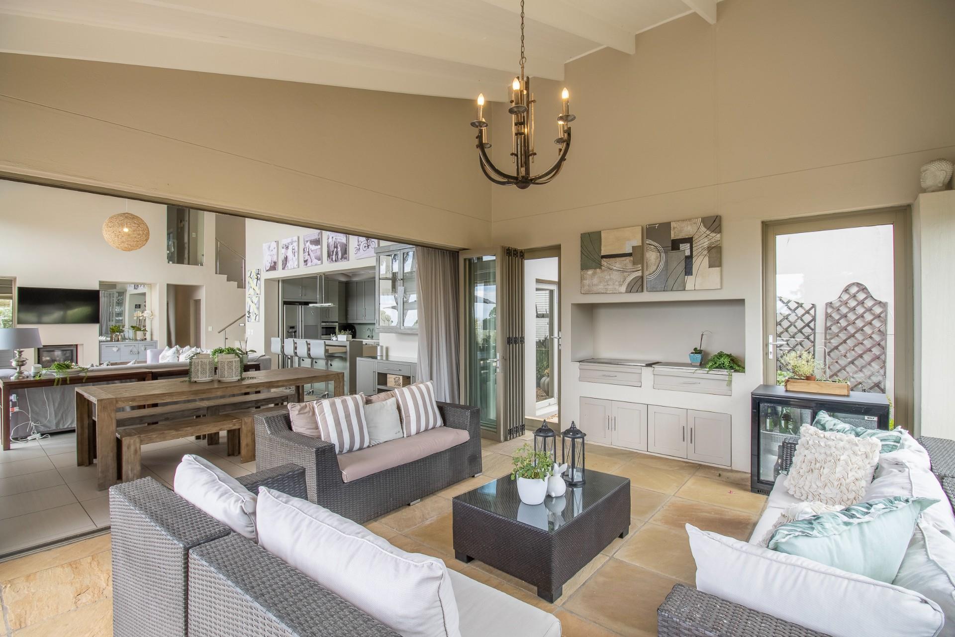 Home with endless Panoramic views — photograph 2