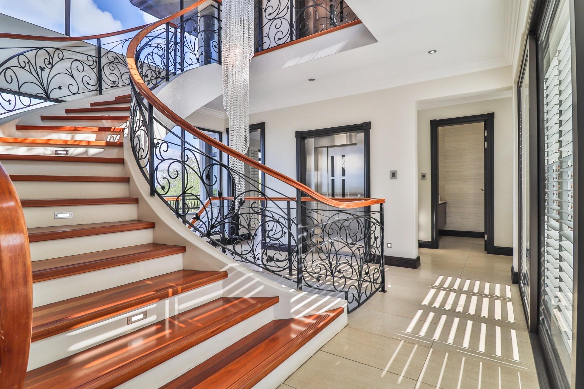 Architectural Coastal Luxury Mansion with Panoramic Ocean Views — photograph 4