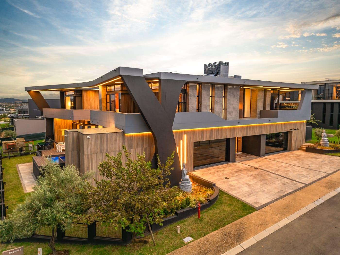 Ultra-Modern Architectural Masterpiece — photograph 2