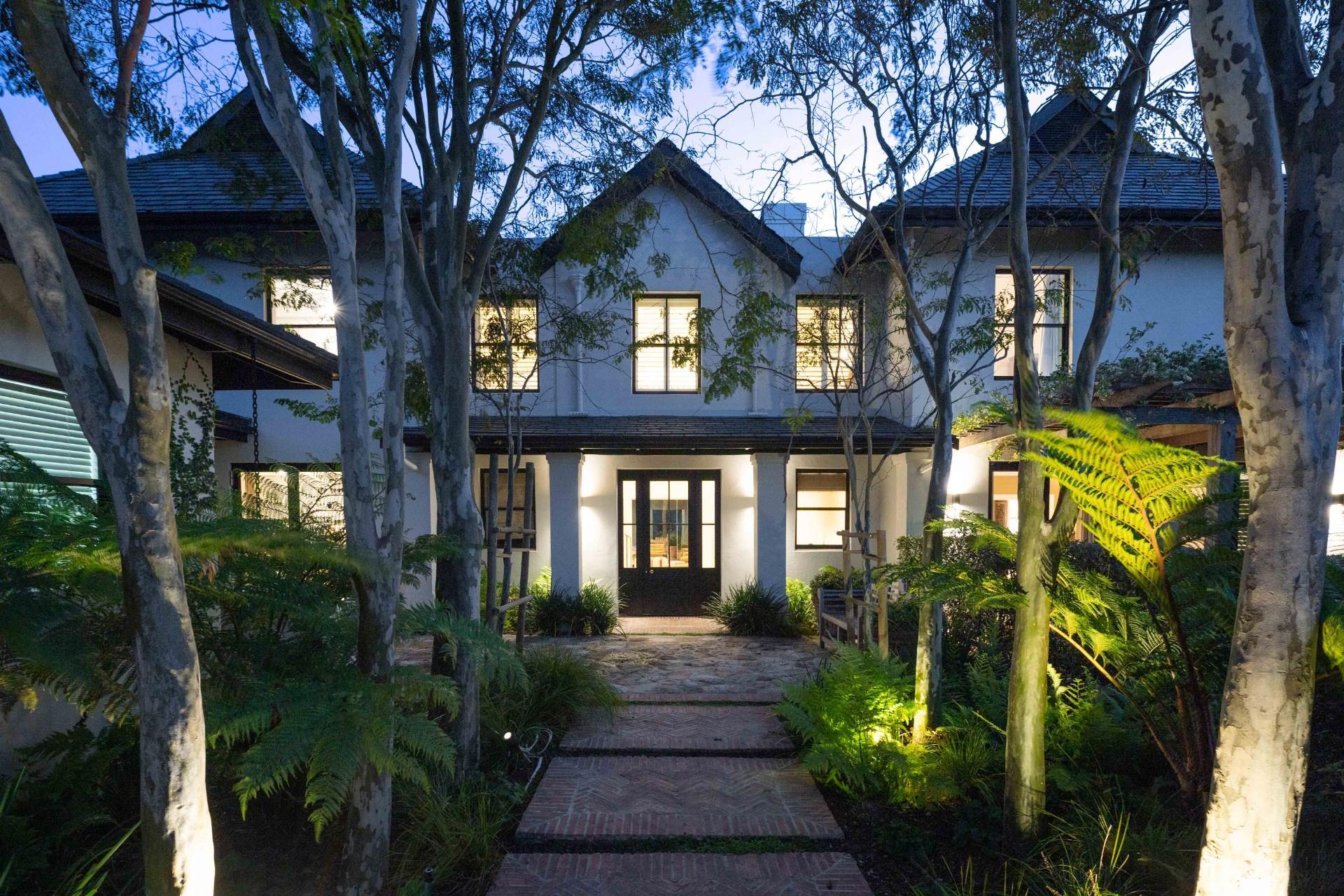 Modern Eco-Smart Luxury Home — photograph 2