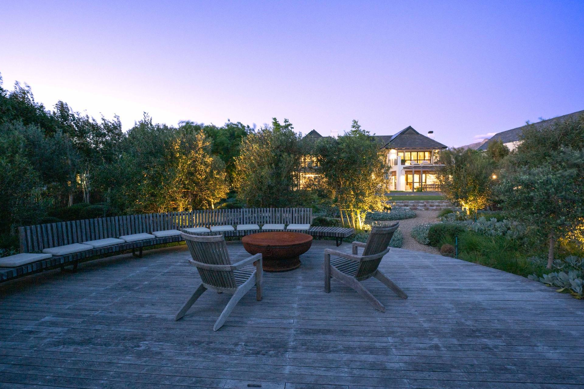Modern Eco-Smart Luxury Home — photograph 3