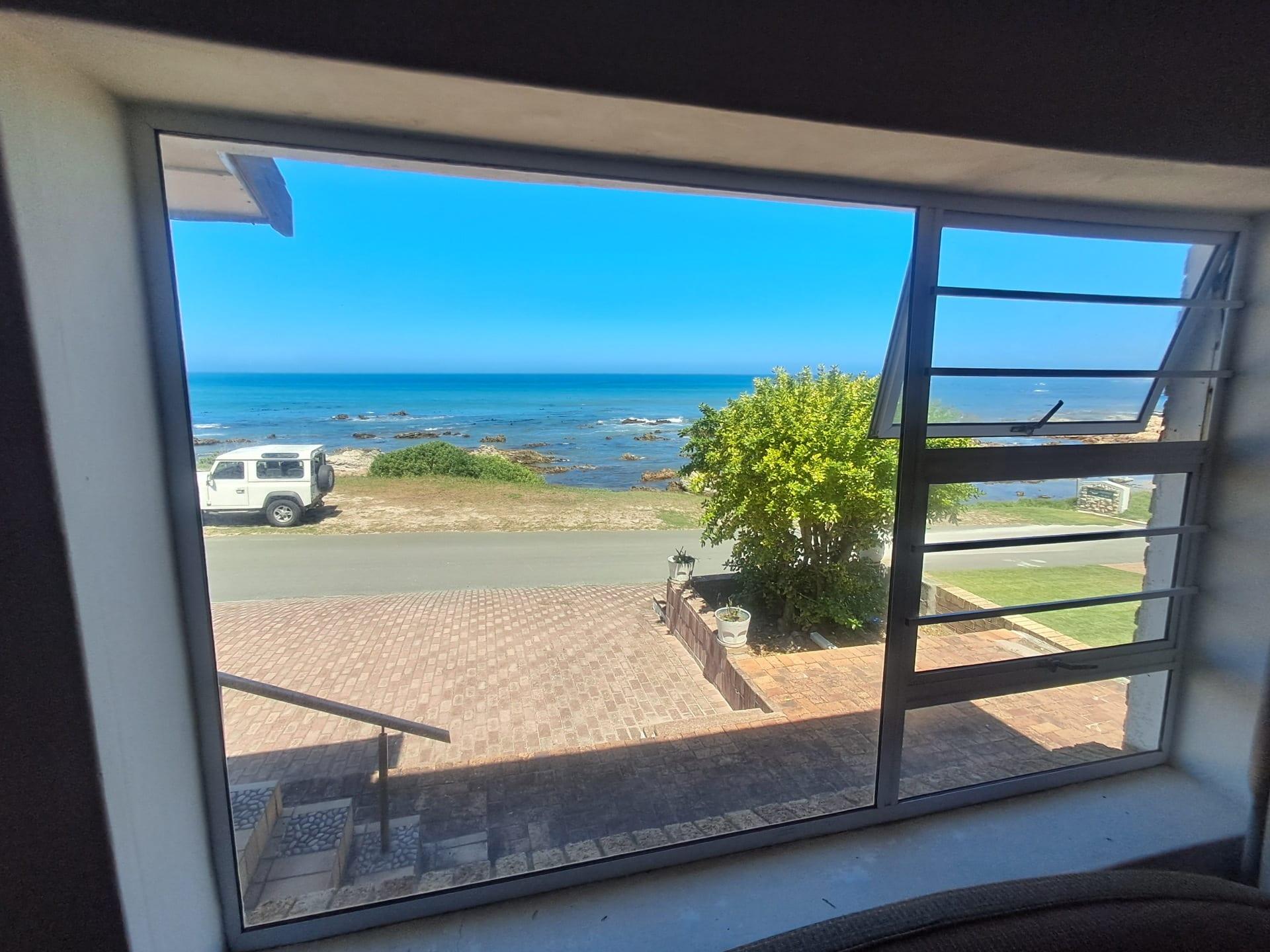 Substantial South facing seafront property. — photograph 2