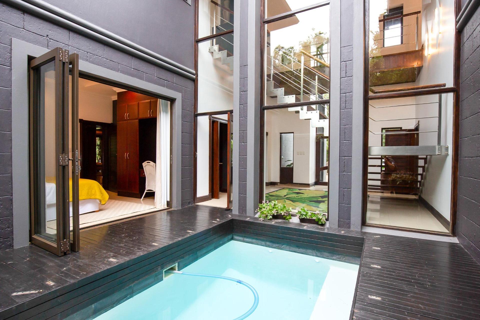 Ocean-View Entertainer with 5 En-Suite Suites & Jacuzzi — photograph 2