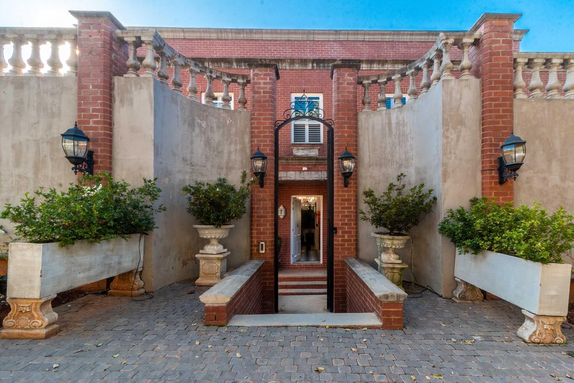 Magnificent residence in the heart of Waterkloof — photograph 2
