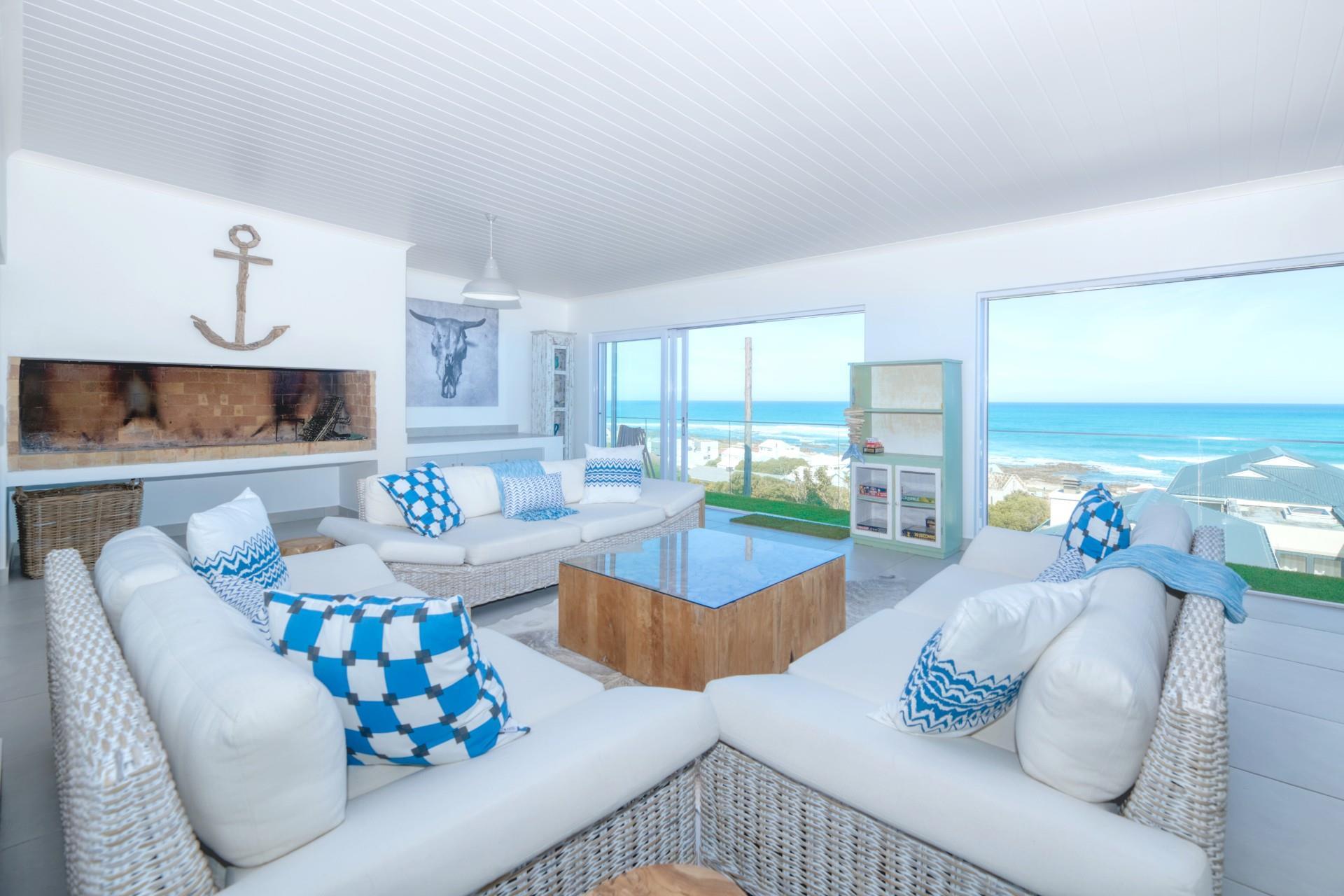 Exclusive Oceanfront Luxury Home — photograph 2