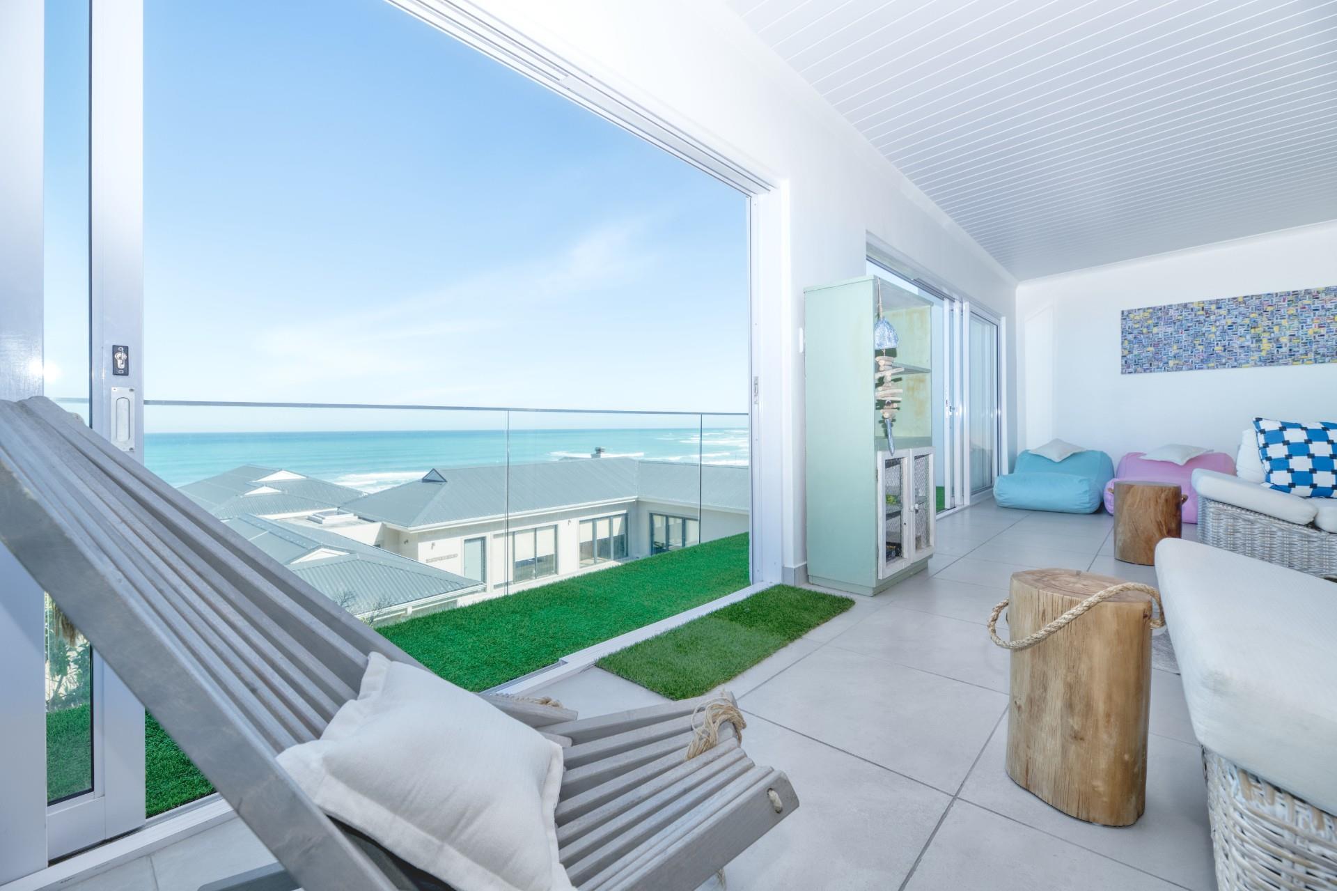 Exclusive Oceanfront Luxury Home — photograph 3