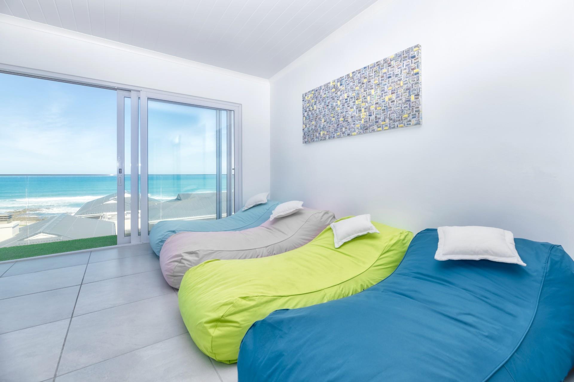 Exclusive Oceanfront Luxury Home — photograph 4
