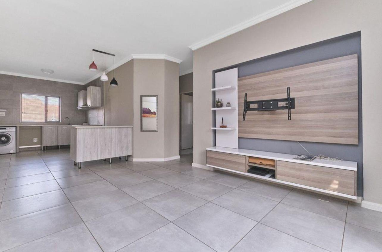 Discover modern living in this exquisite 2 bedroom apartment in Broadacres — photograph 3