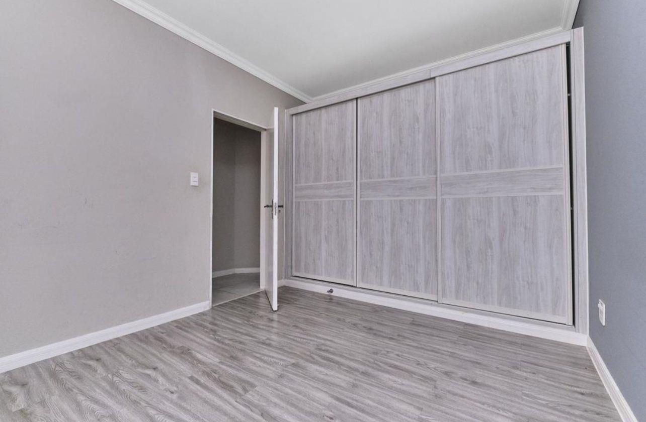 Discover modern living in this exquisite 2 bedroom apartment in Broadacres — photograph 5