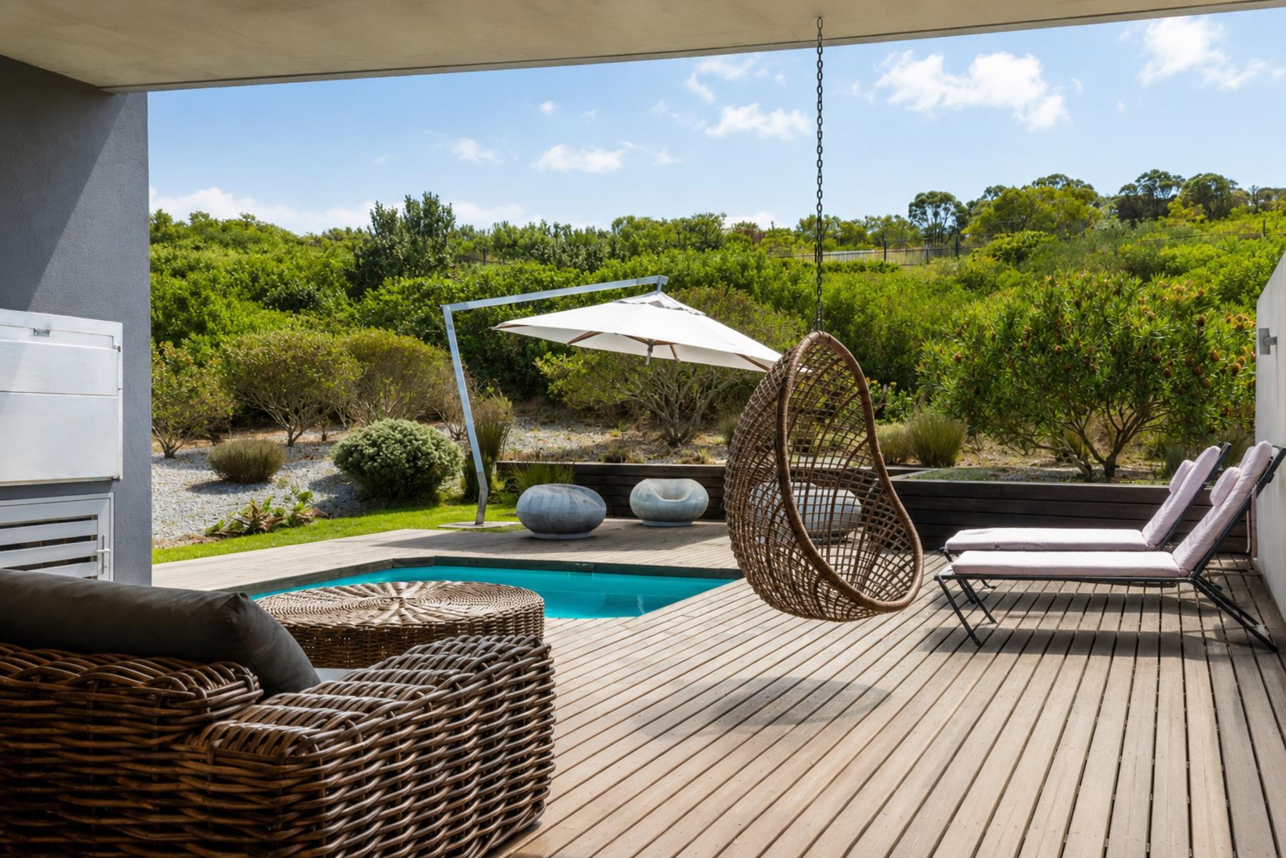 Captivating Coastal Golf Estate Home — photograph 2