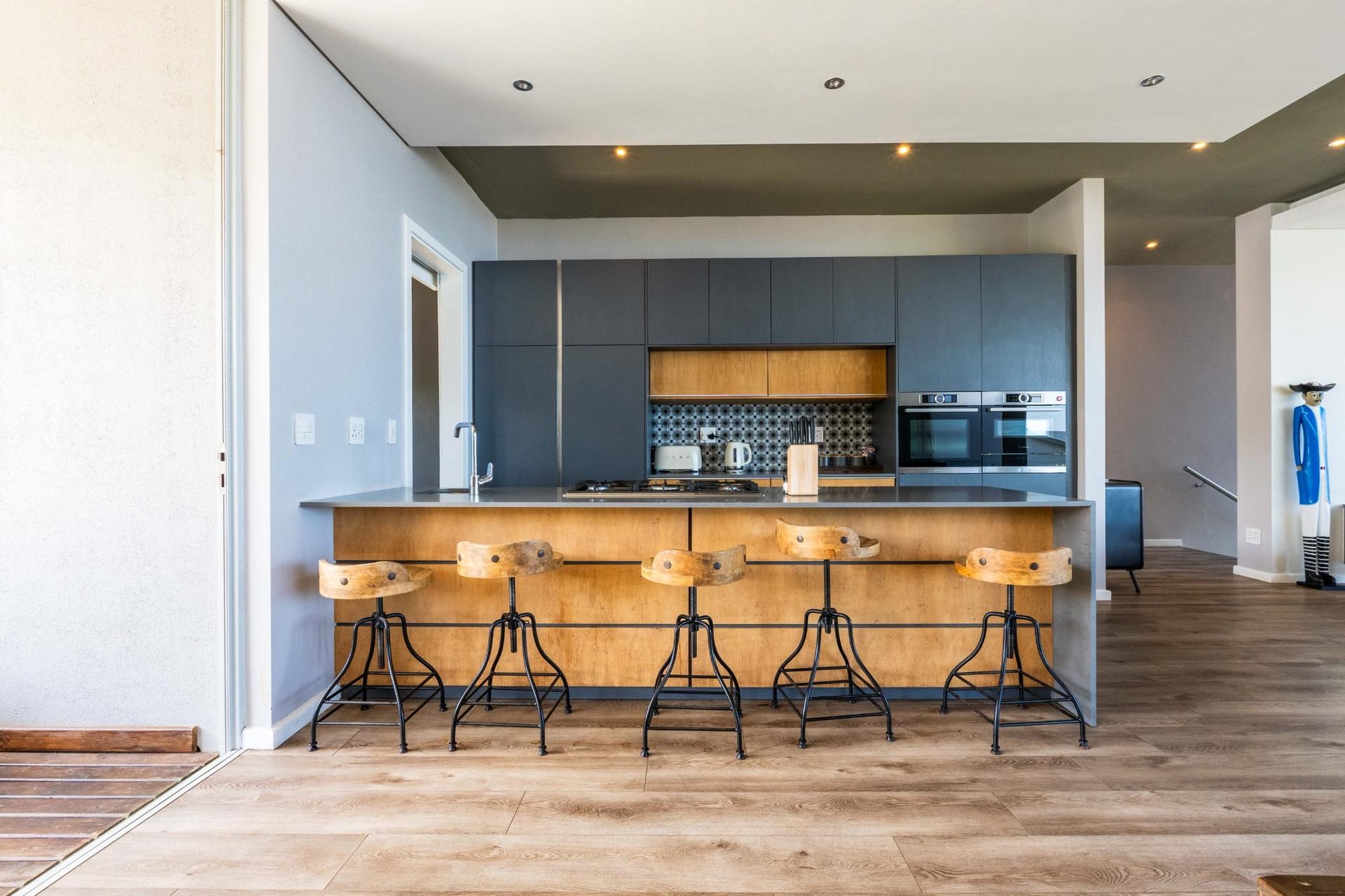 Captivating Coastal Golf Estate Home — photograph 5