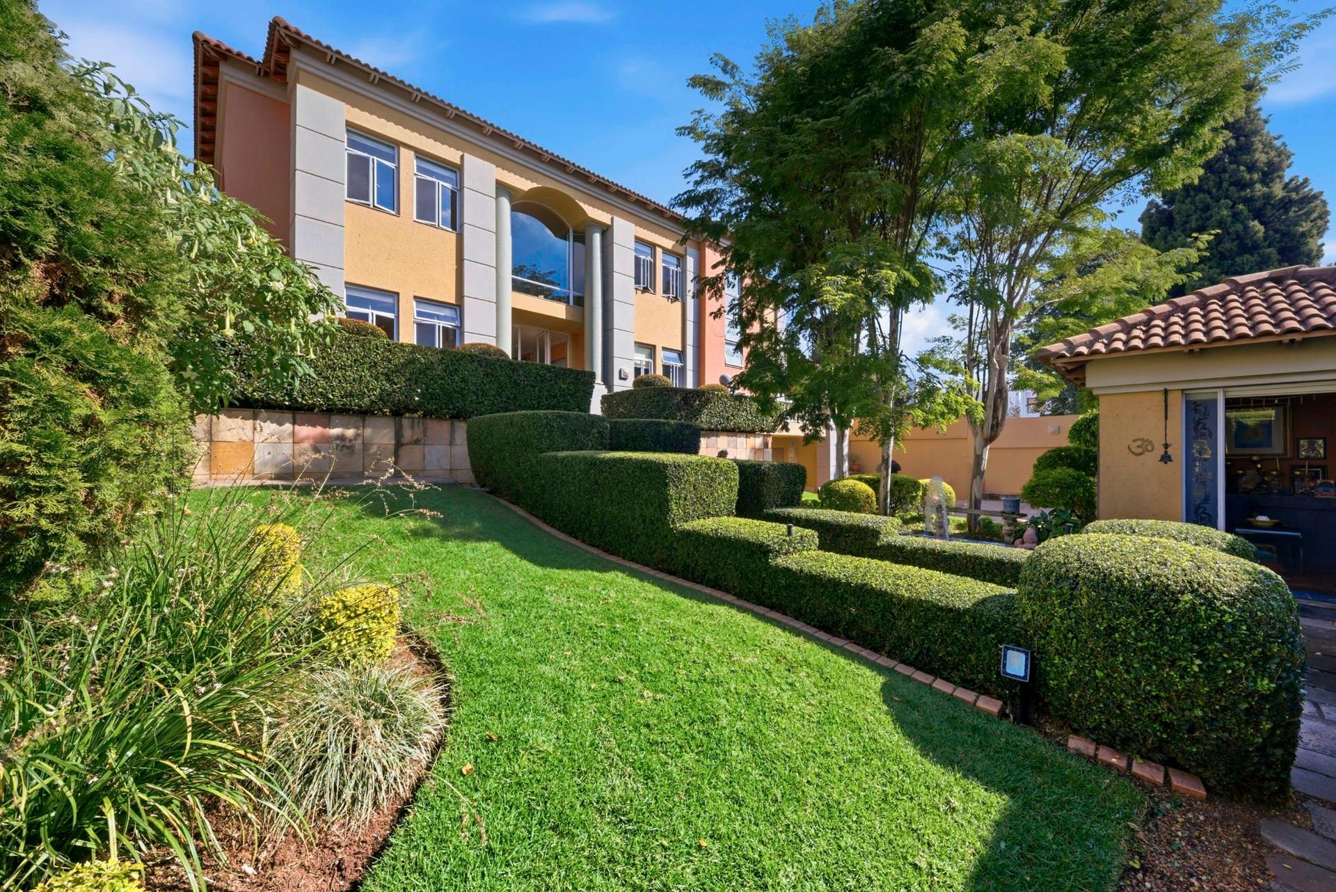 5 Bedroom House For Sale in Hyde Park — photograph 2