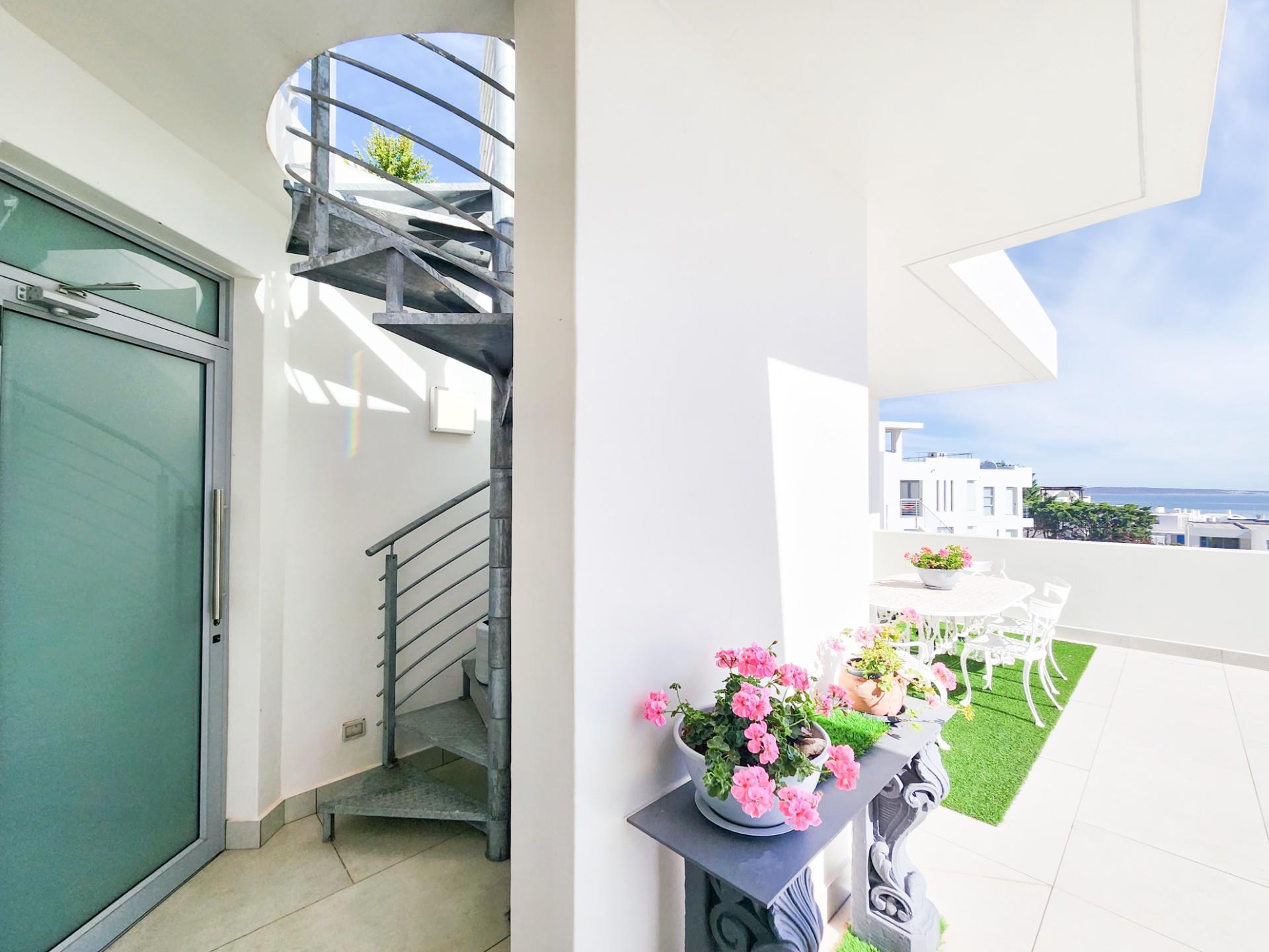Triple-Storey Luxury Home in the Exclusive Paradise Beach Estate — photograph 3