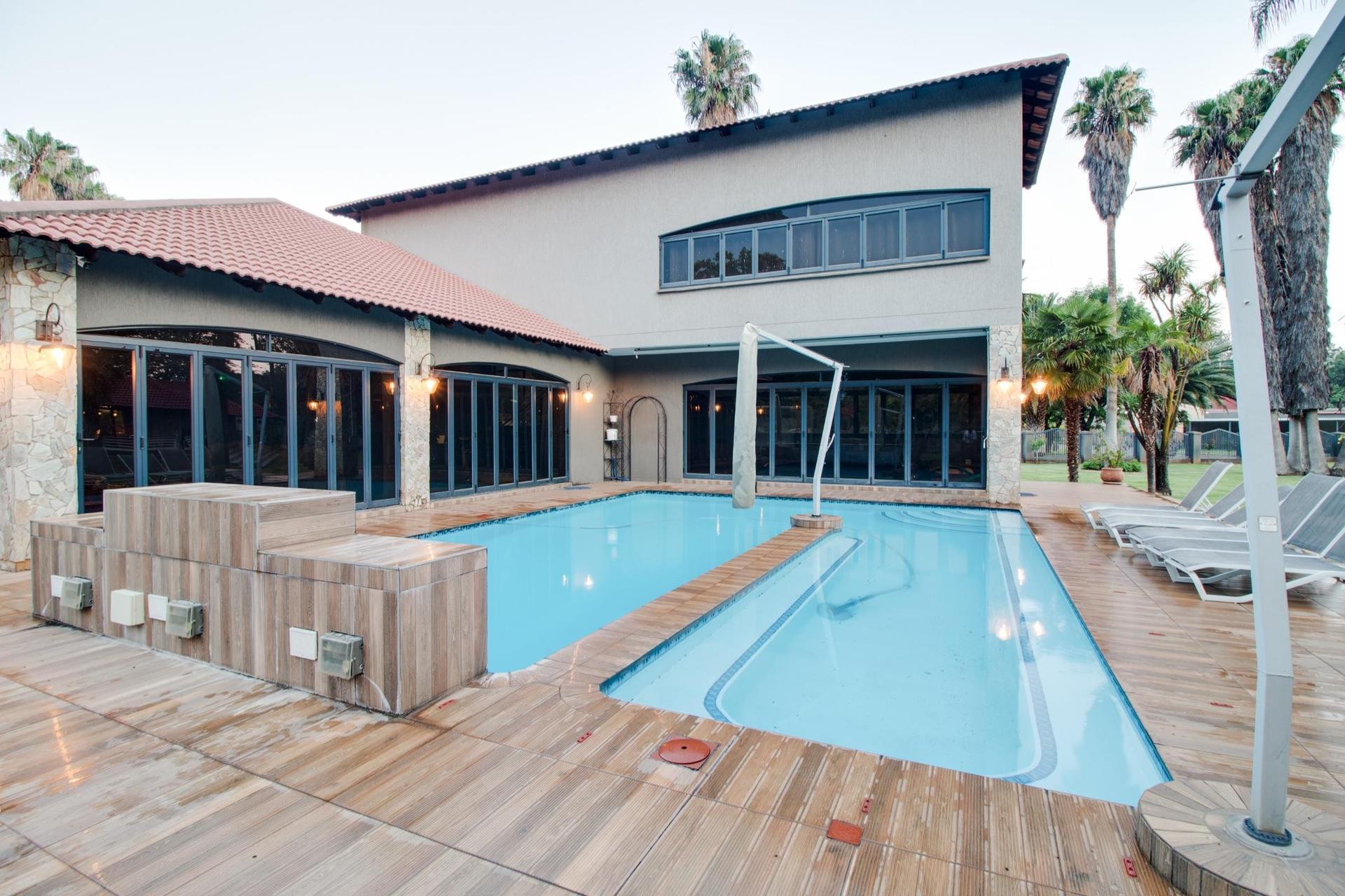 Mediterranean Grand Estate with Endless Luxury Potential — photograph 3