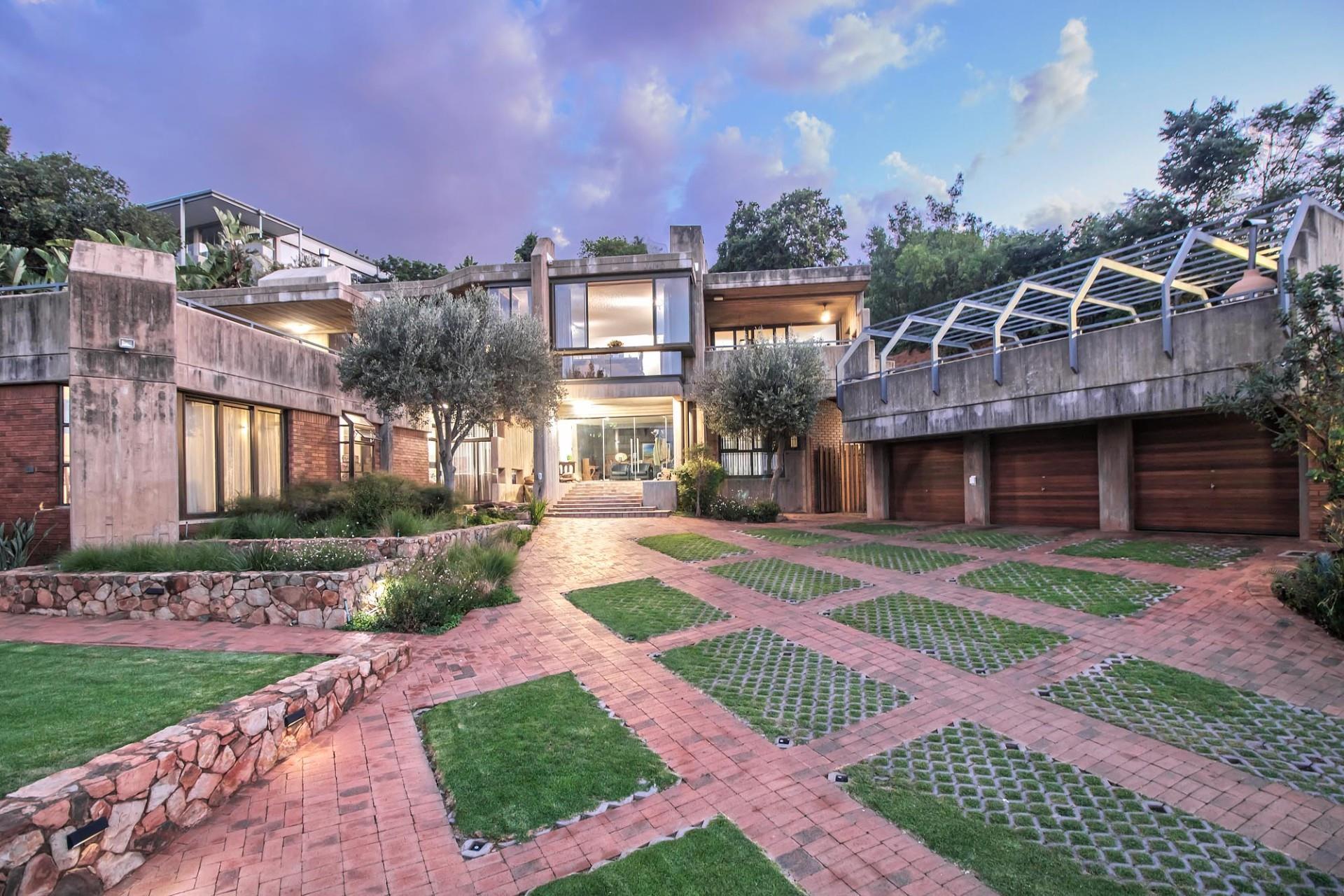 Architectural Masterpiece with Breathtaking Panoramic Views — photograph 2