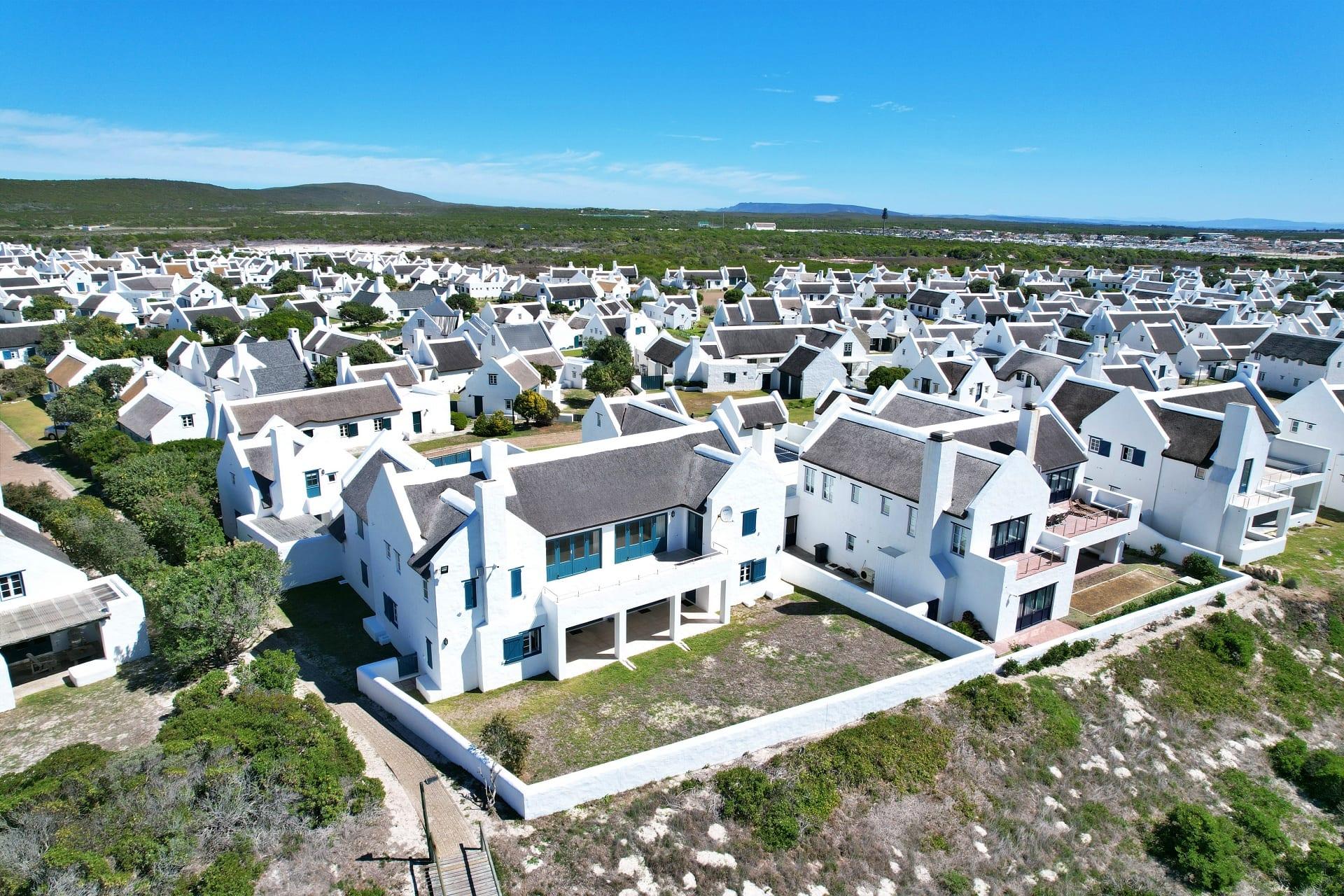 Absolute Beachfront Luxury with Uninterrupted Ocean Views — photograph 2
