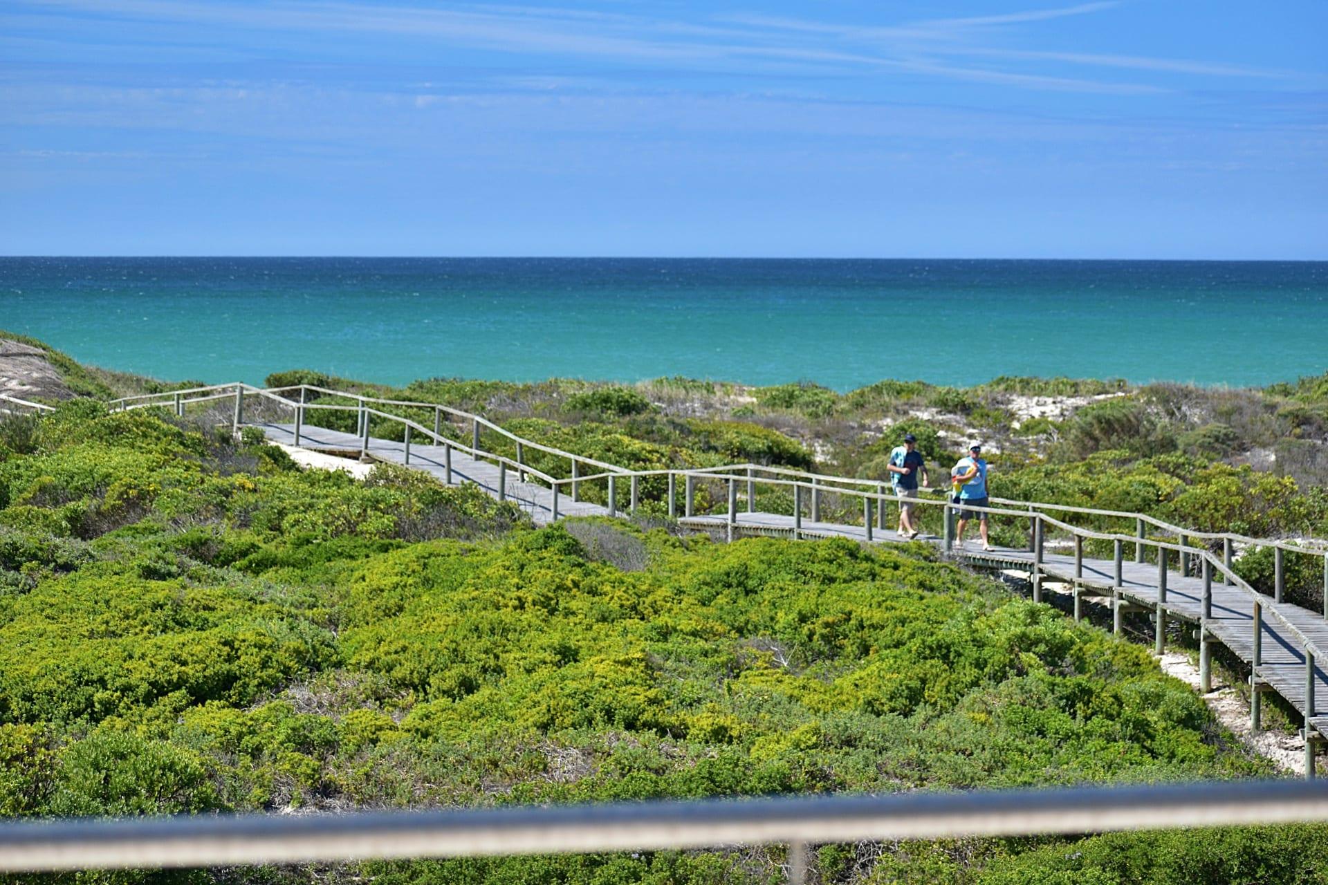 Absolute Beachfront Luxury with Uninterrupted Ocean Views — photograph 3