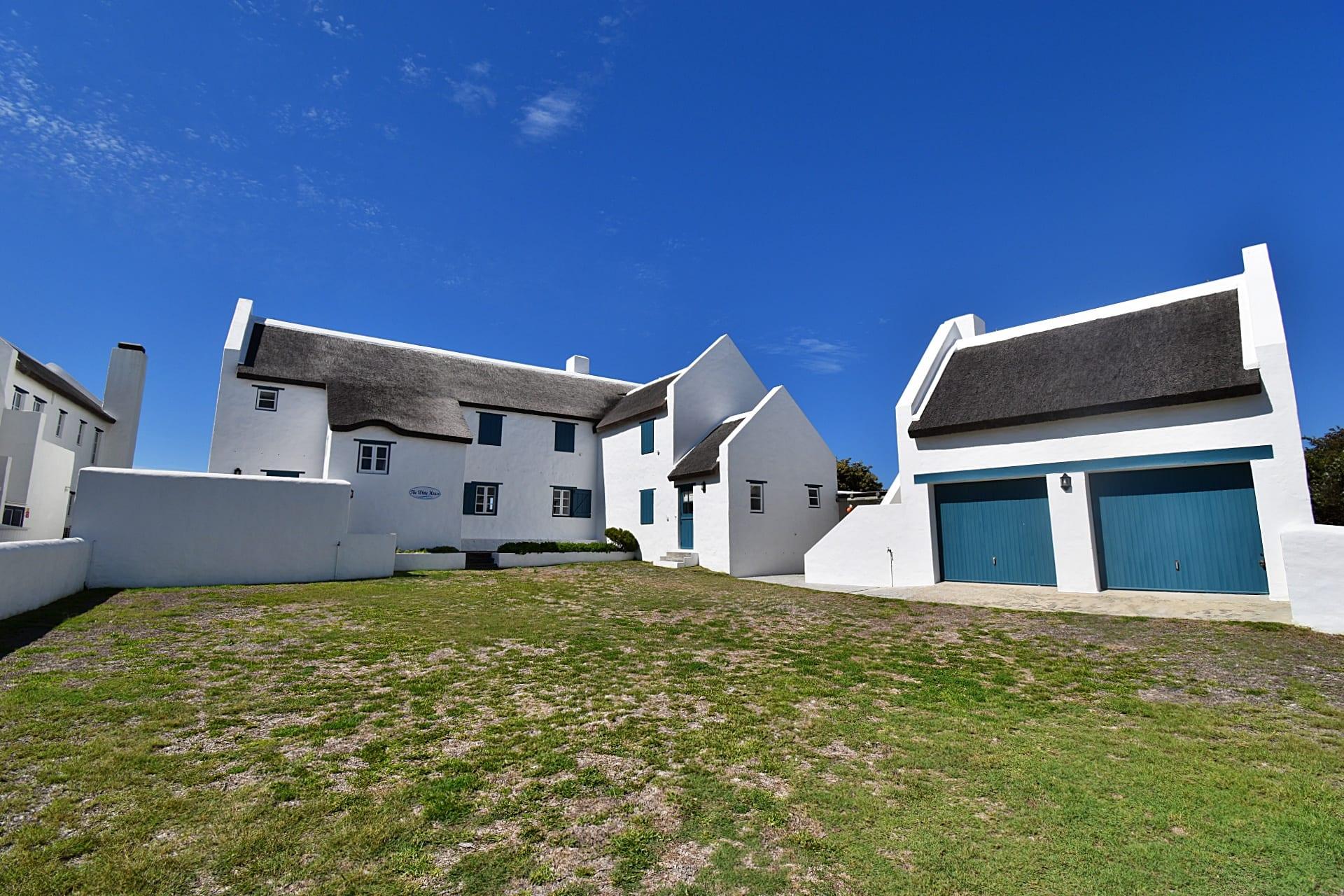 Absolute Beachfront Luxury with Uninterrupted Ocean Views — photograph 4