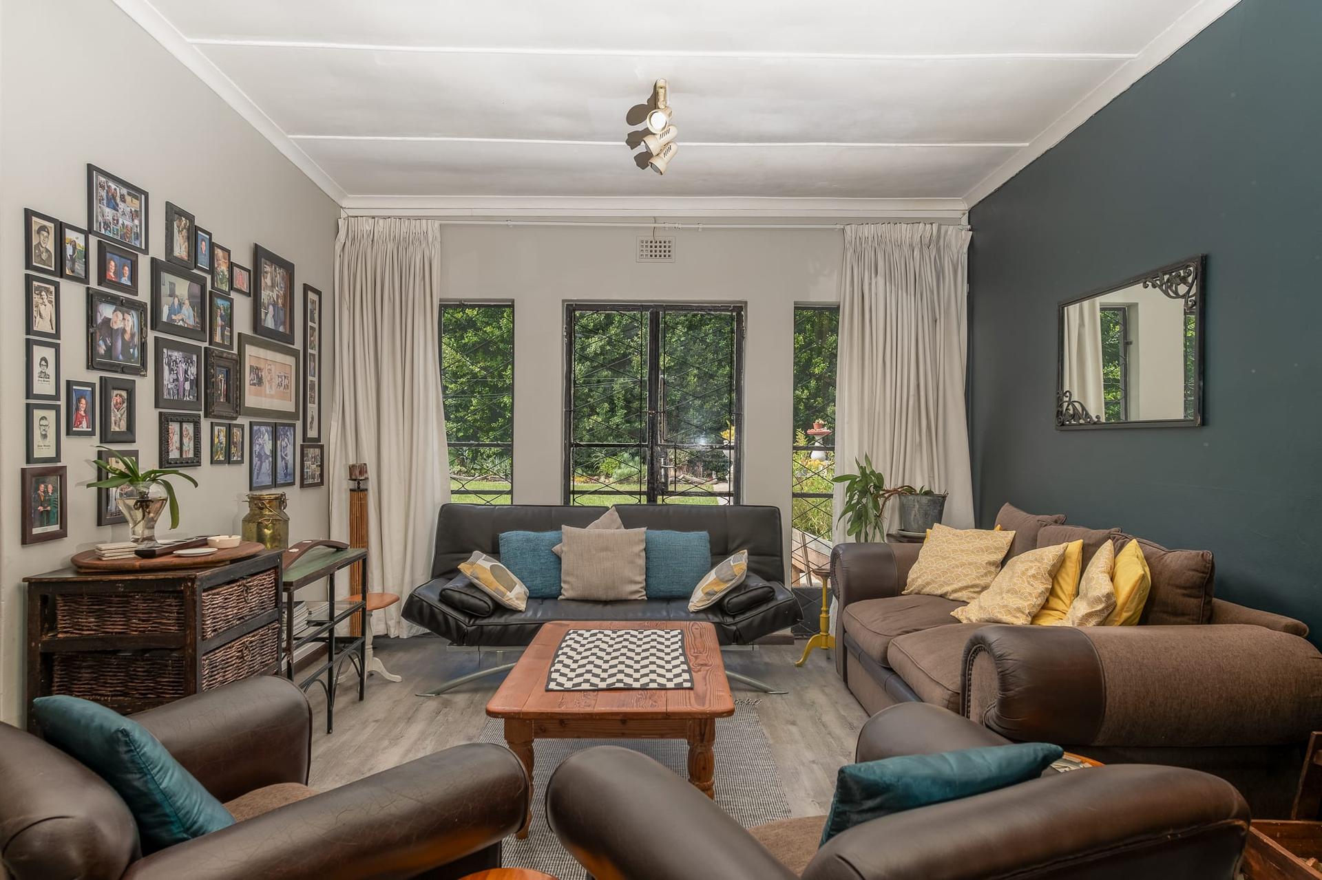 Charming Franschhoek Home with Exceptional Potential and Spectacular Mountain Views — photograph 3