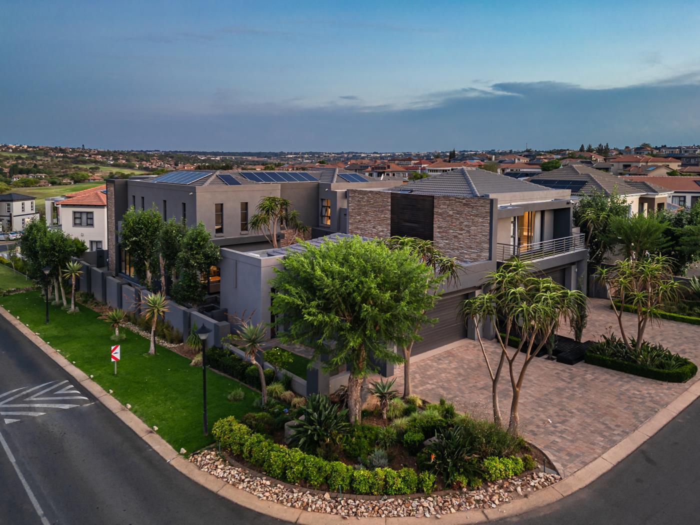 Elegant Statement: 4-Bedroom Luxury Mansion — photograph 2