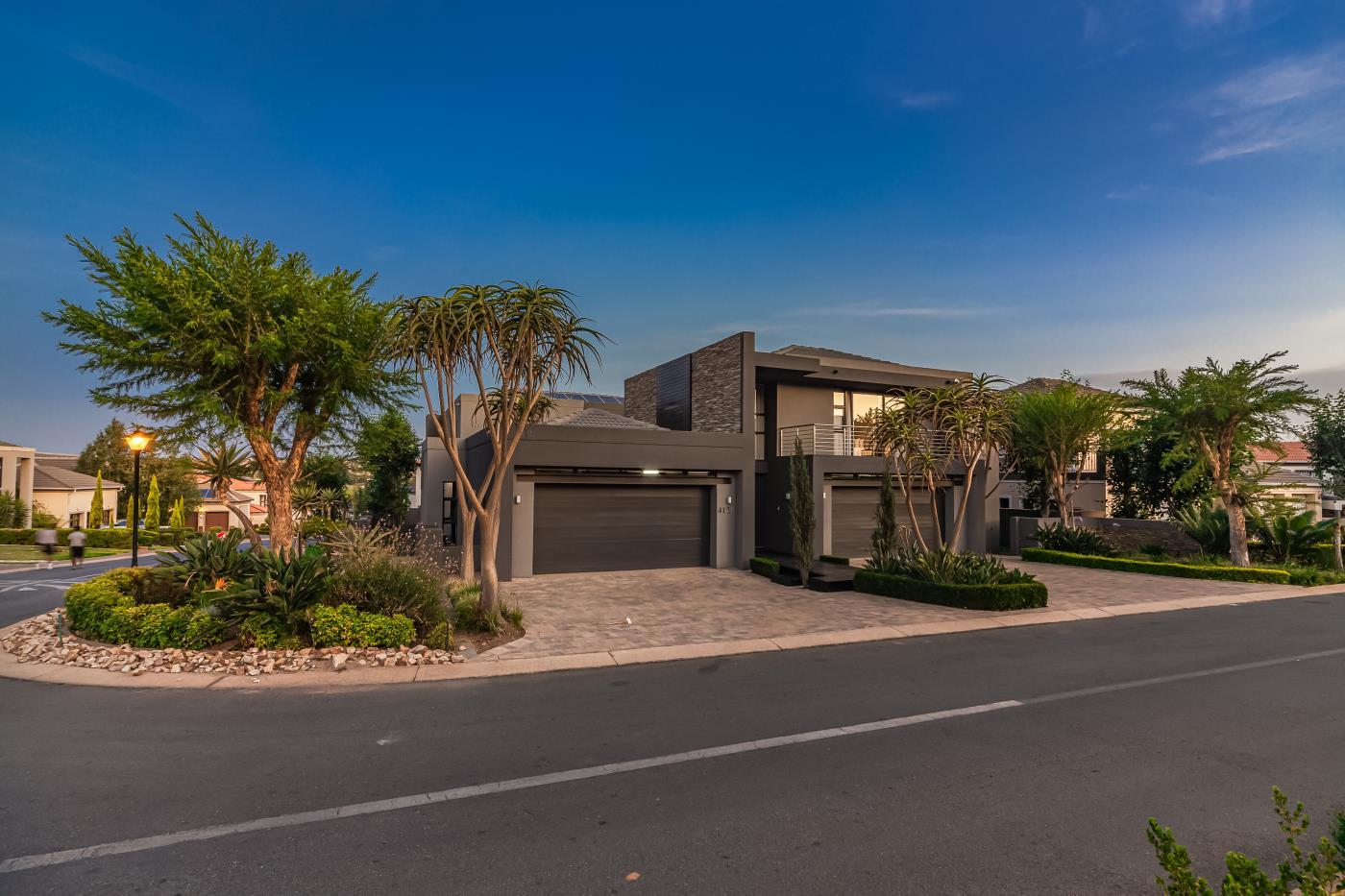 Elegant Statement: 4-Bedroom Luxury Mansion — photograph 4