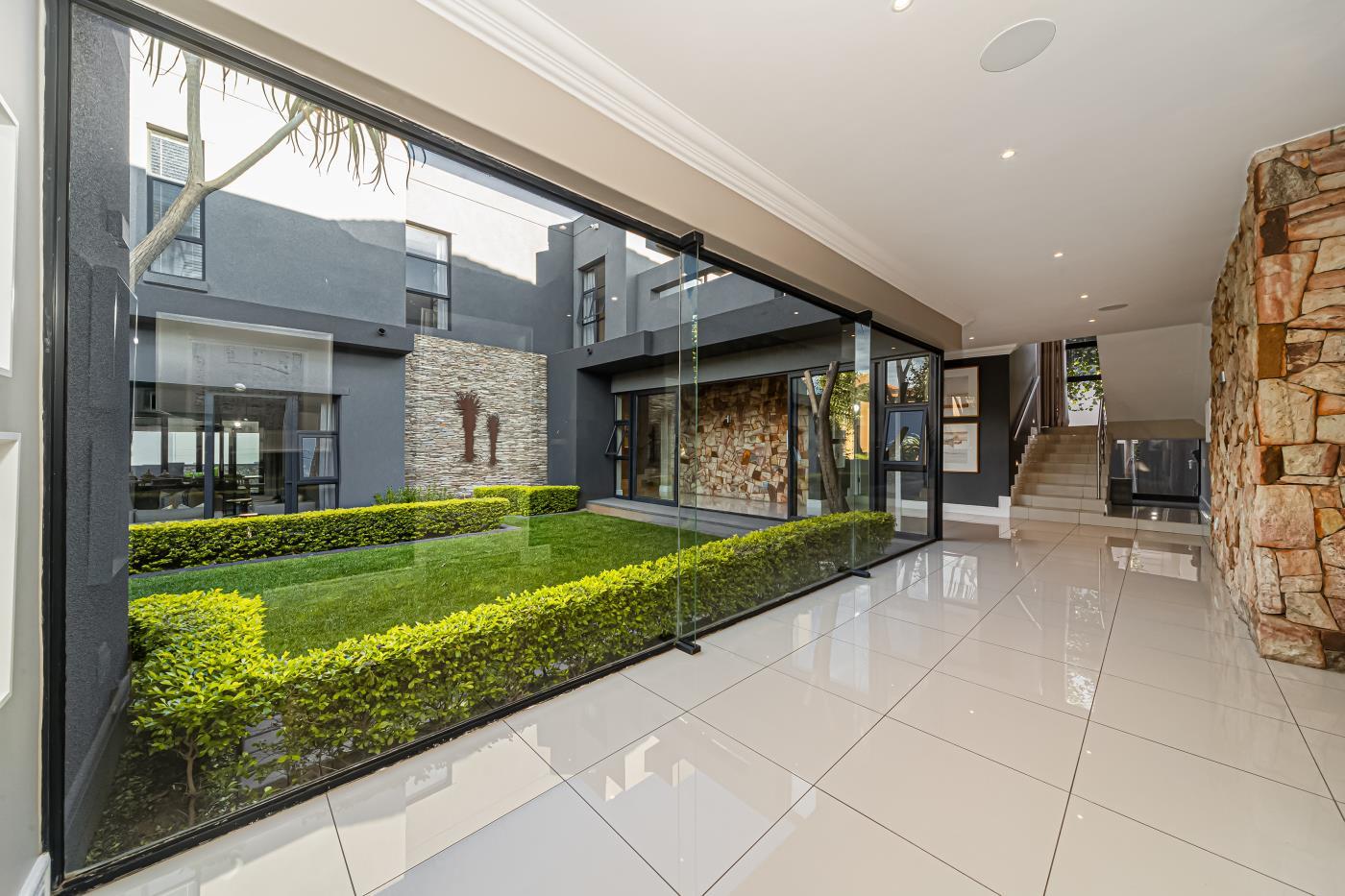Elegant Statement: 4-Bedroom Luxury Mansion — photograph 5