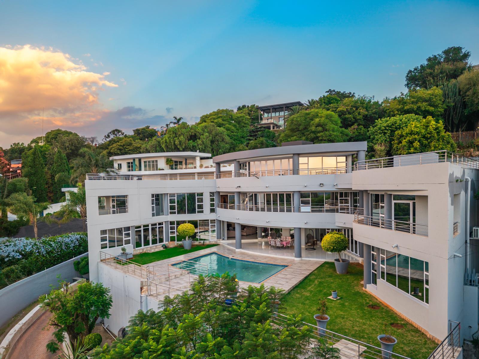 Contemporary Elegance with Panoramic Views — photograph 2