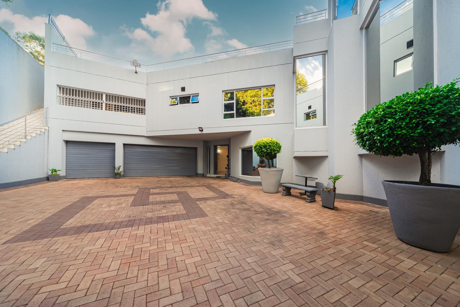 Contemporary Elegance with Panoramic Views — photograph 3