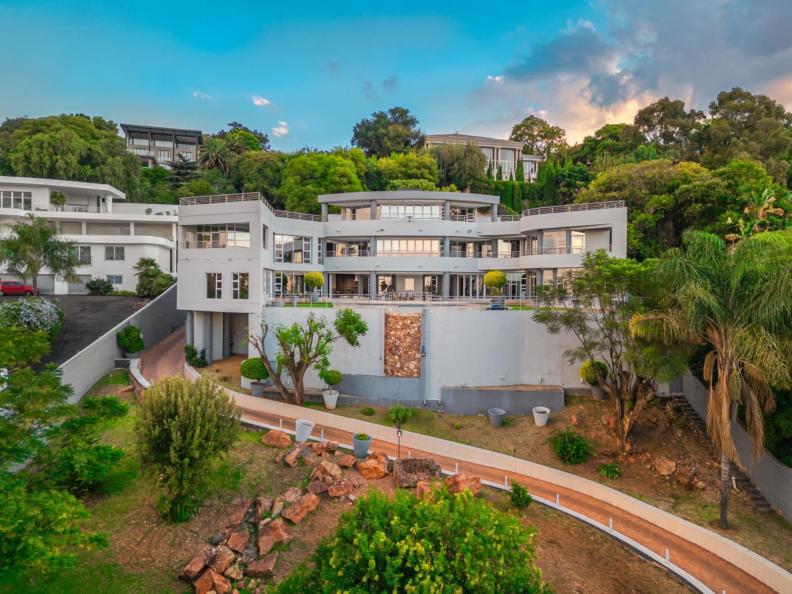 Contemporary Elegance with Panoramic Views — photograph 4
