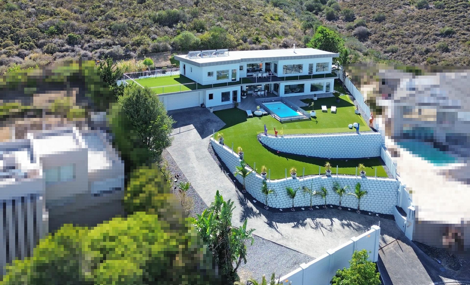 Contemporary View Villa with Exceptional Space and Entertaining Appeal — photograph 2