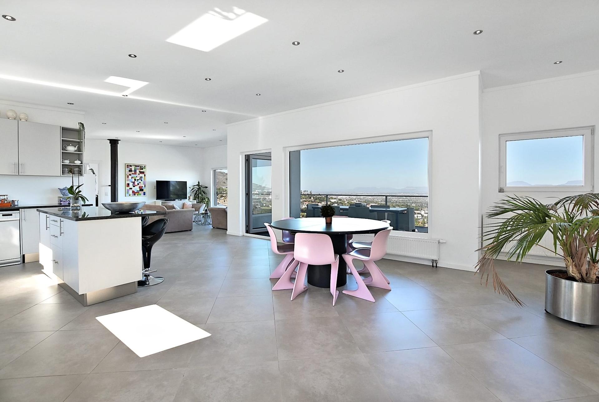 Contemporary View Villa with Exceptional Space and Entertaining Appeal — photograph 5
