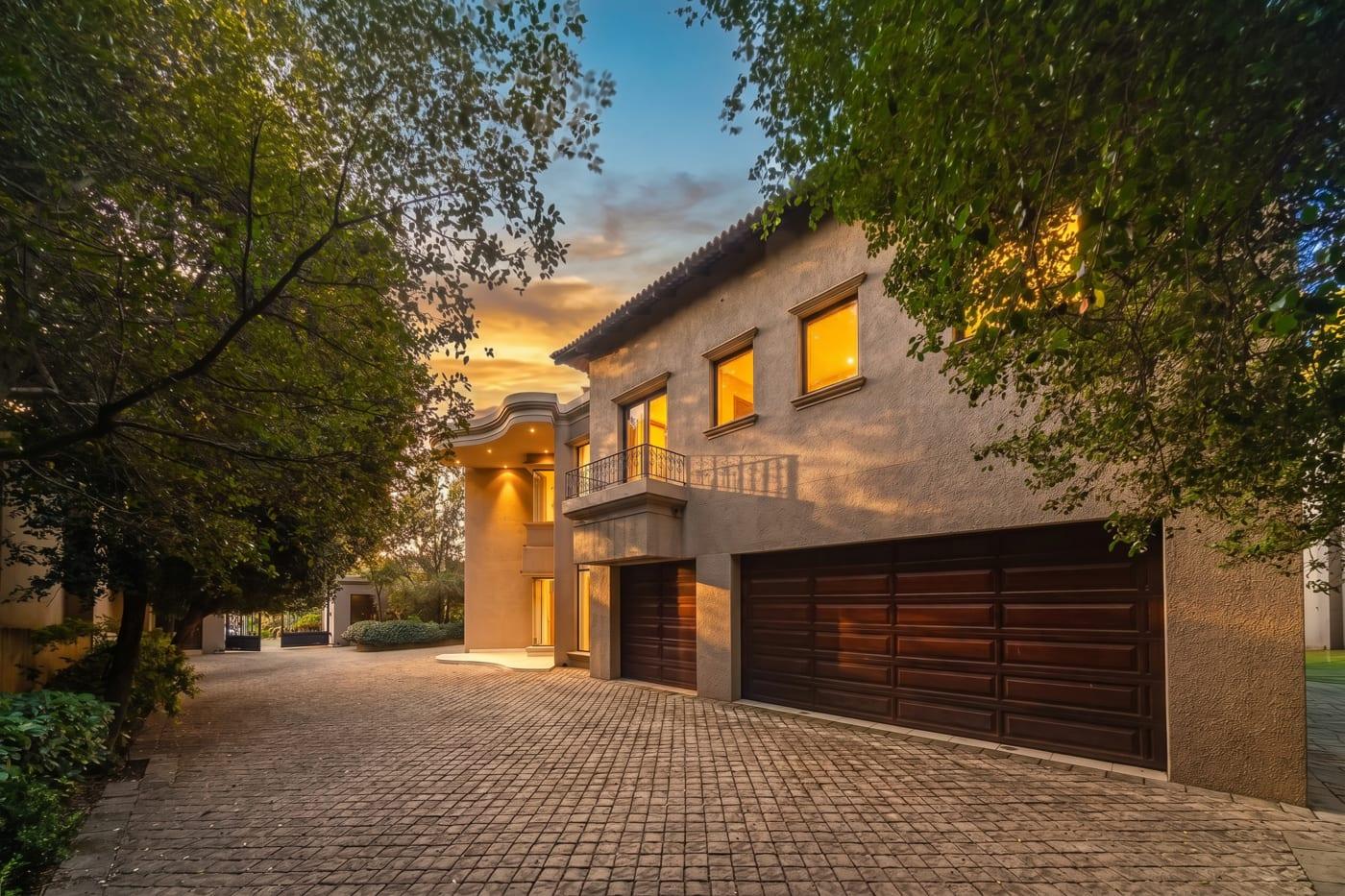 Sophisticated Secure Estate Living — photograph 2