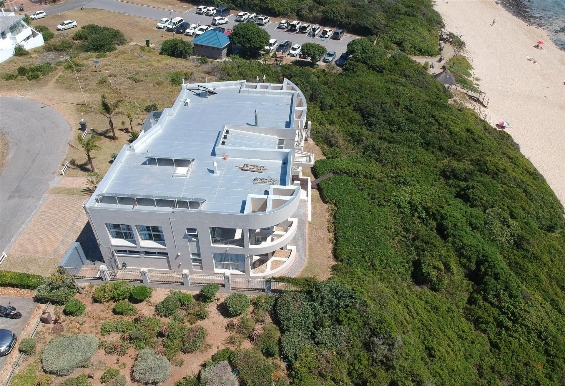 A Breathtaking Beachfront Masterpiece of Space, Light & Luxury — photograph 2