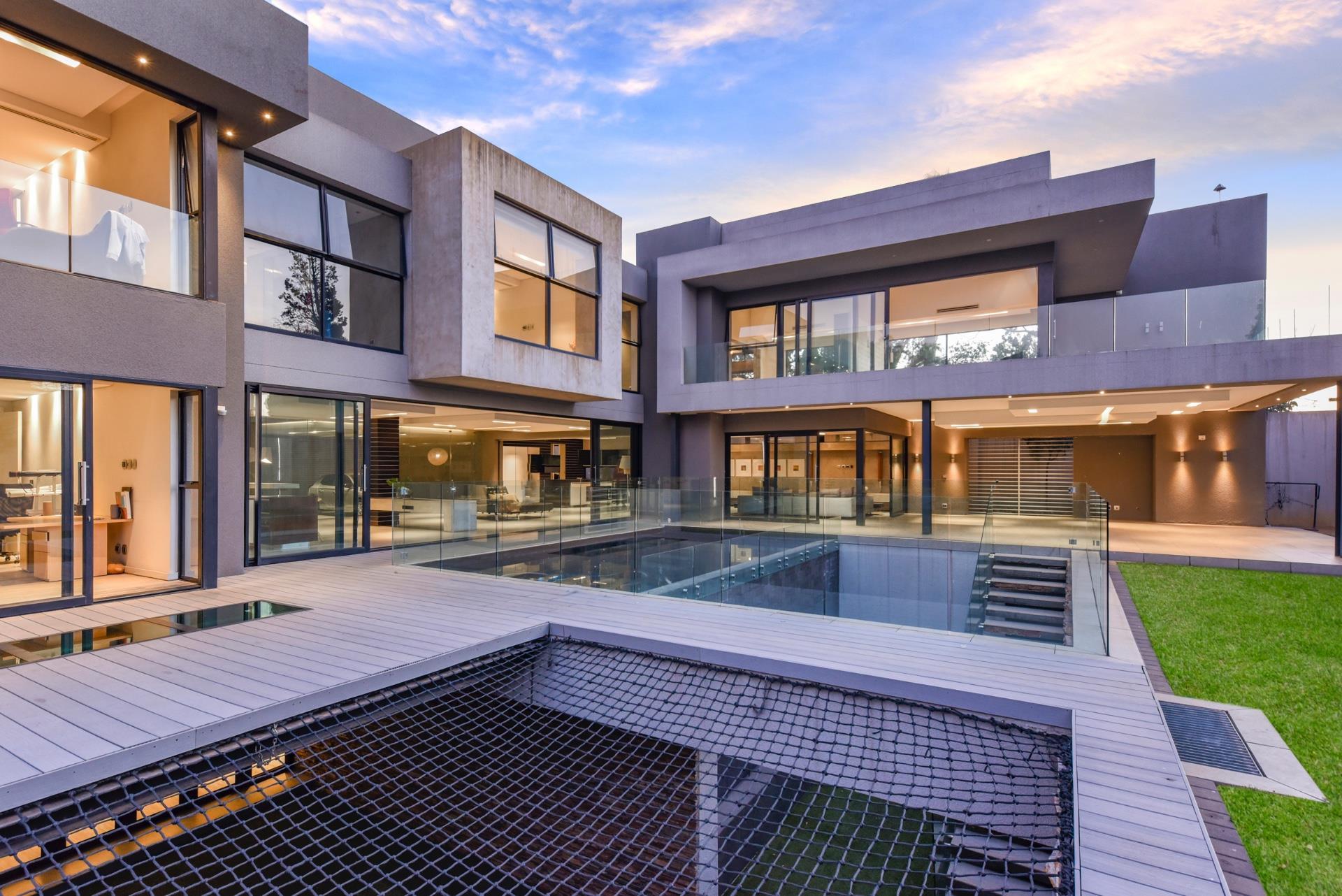 Bond-Style Luxury Meets Billionaire Cool — photograph 4