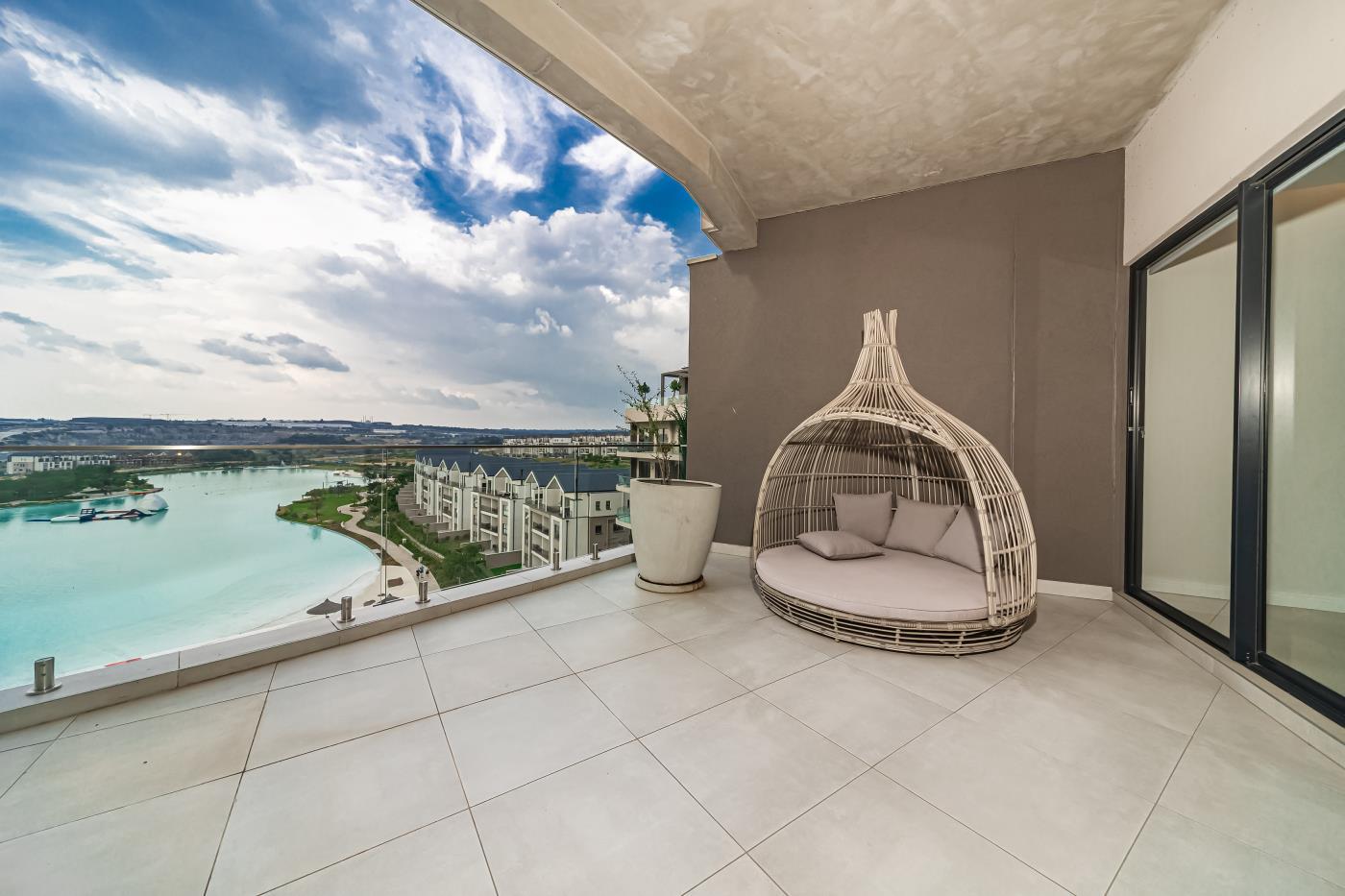Luxurious Penthouse with Stunning Lagoon Views — photograph 2