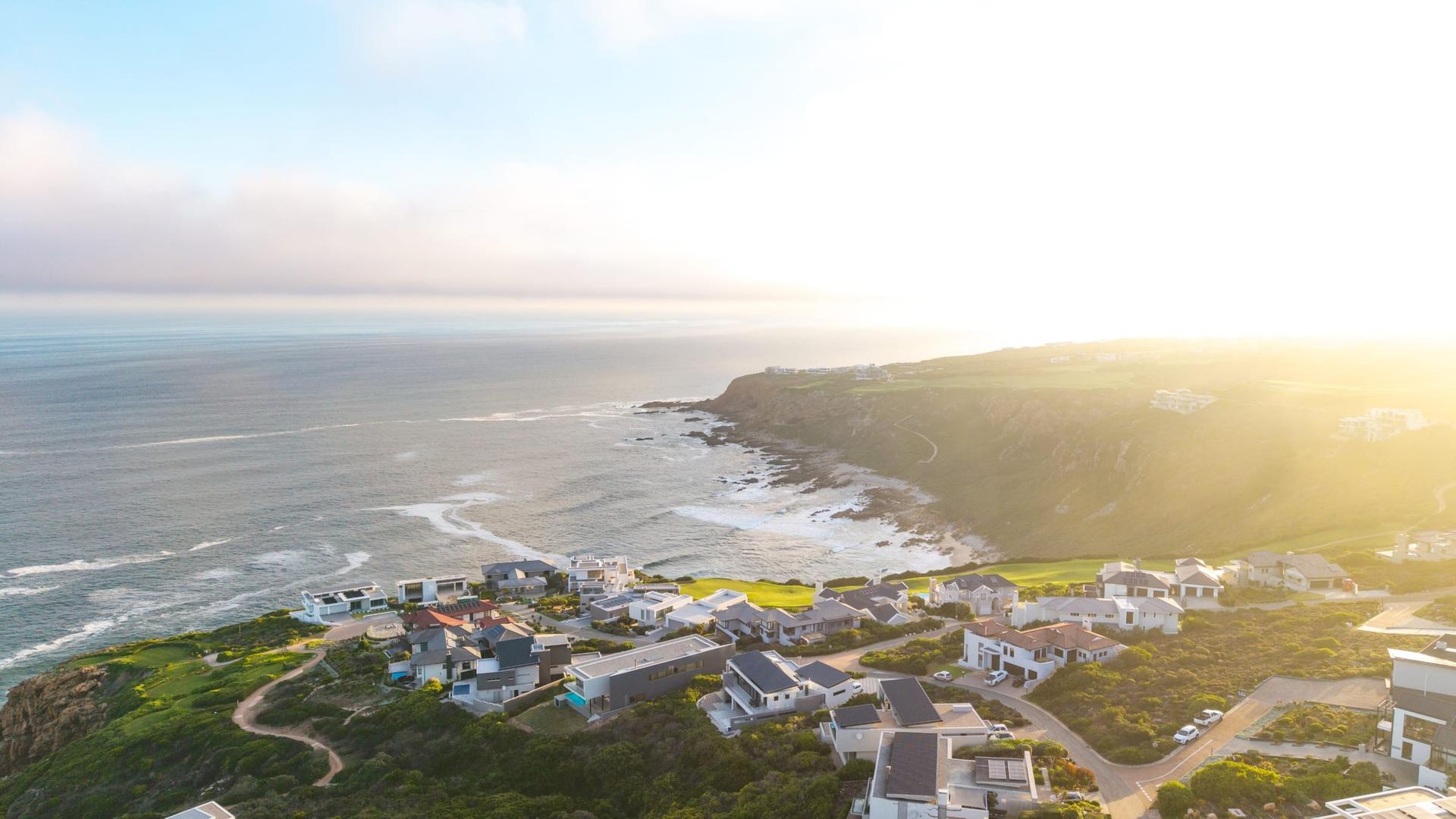 Ultra-Modern Coastal Residence with Panoramic Golf & Ocean Views — photograph 4