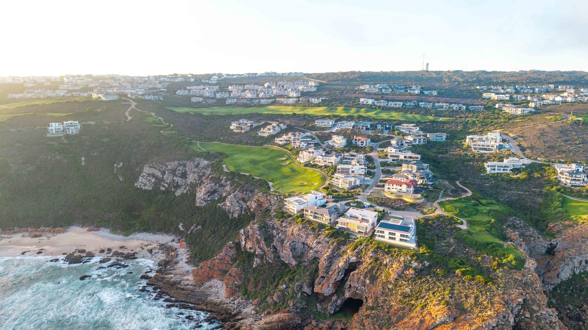 Ultra-Modern Coastal Residence with Panoramic Golf & Ocean Views — photograph 5