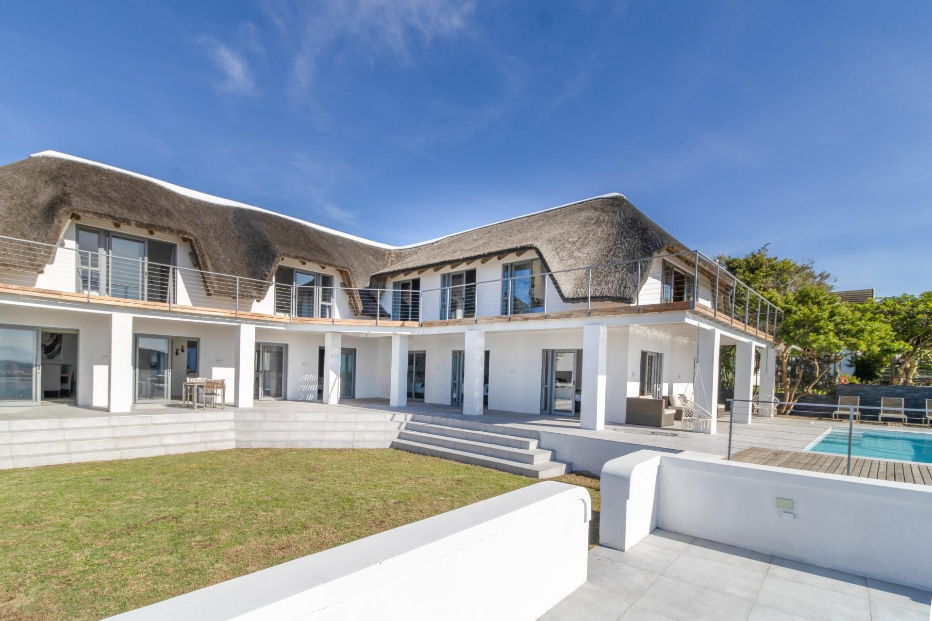 Luxury 10-Bedroom Coastal Escape — photograph 2