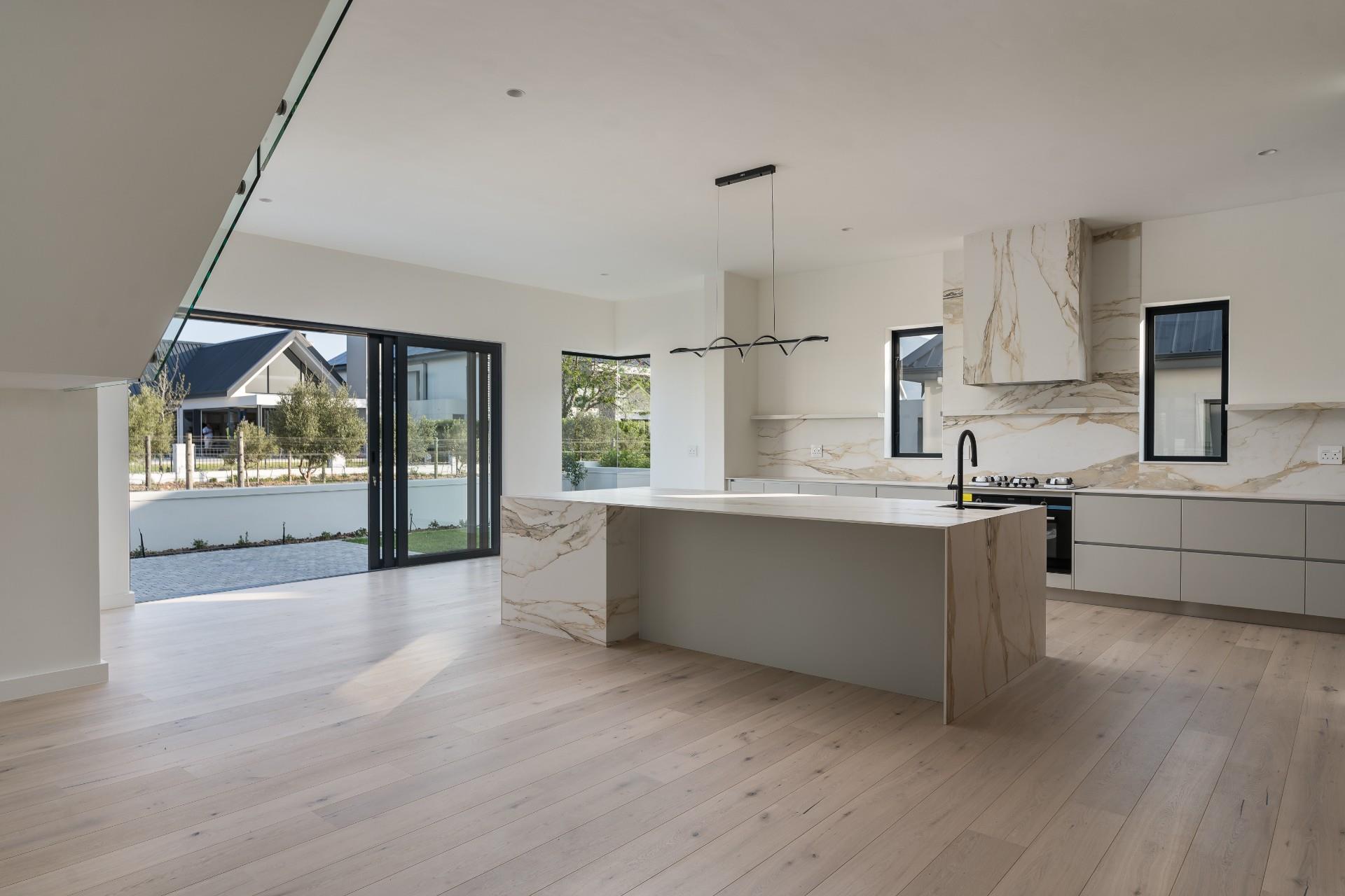 North-Facing Designer Home with Mountain & Vineyard Views — photograph 5