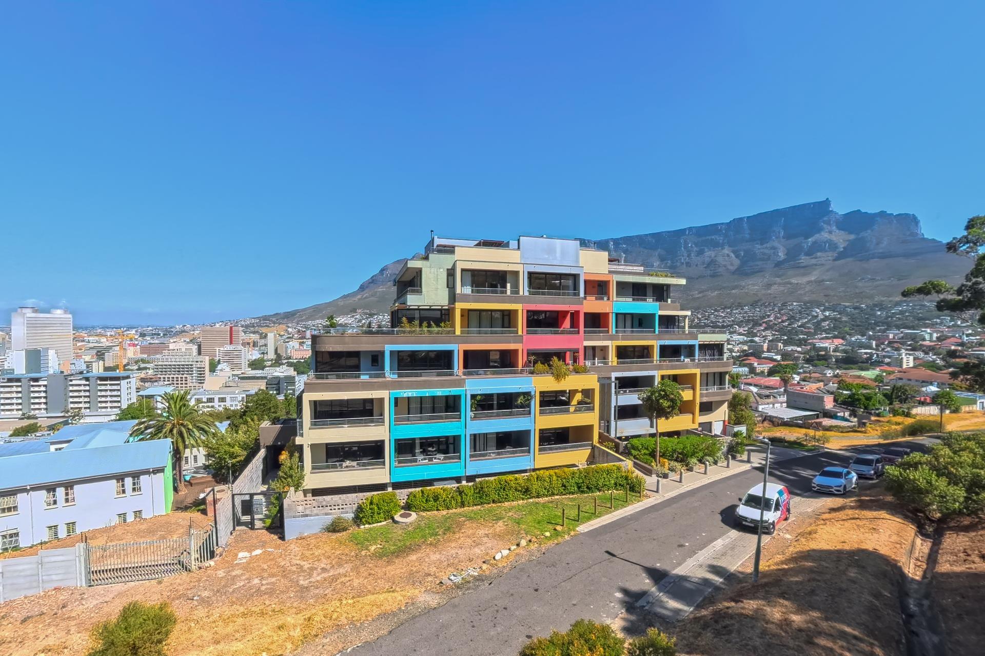 Iconic Duplex Penthouse with Private Rooftop Pool — photograph 2