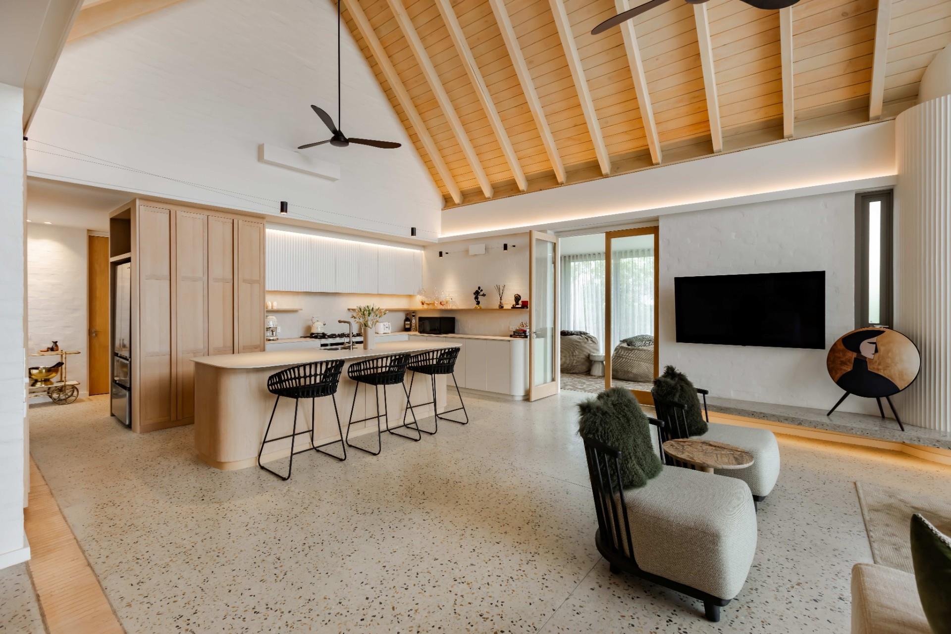 Stylish 5-Bed Home with Entertainer’s Layout — photograph 4