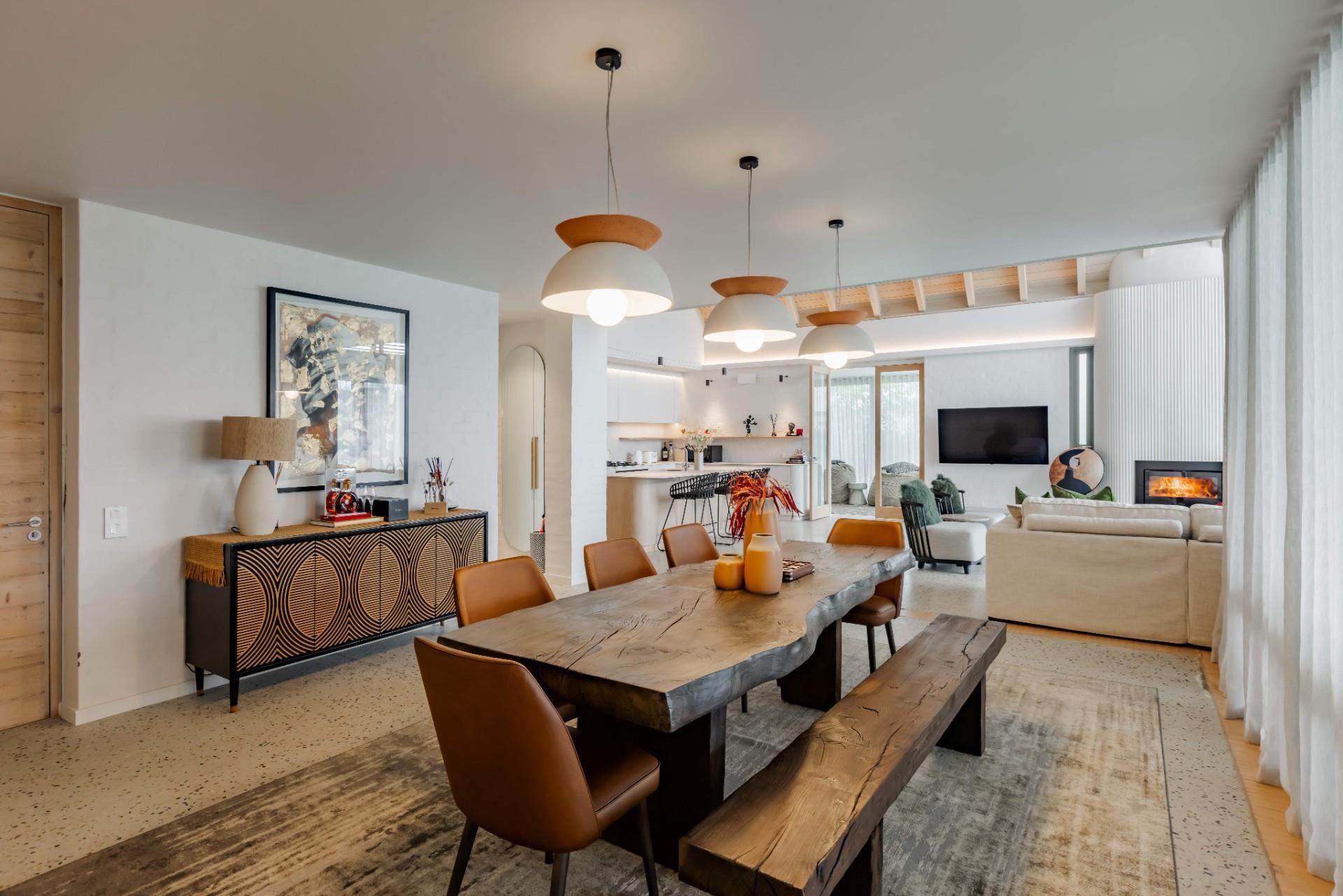 Stylish 5-Bed Home with Entertainer’s Layout — photograph 5