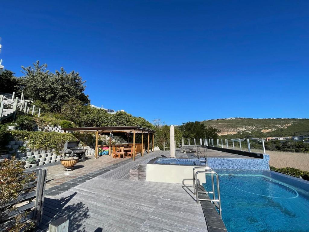 6 Bedroom House For Sale in Solar Beach — photograph 2