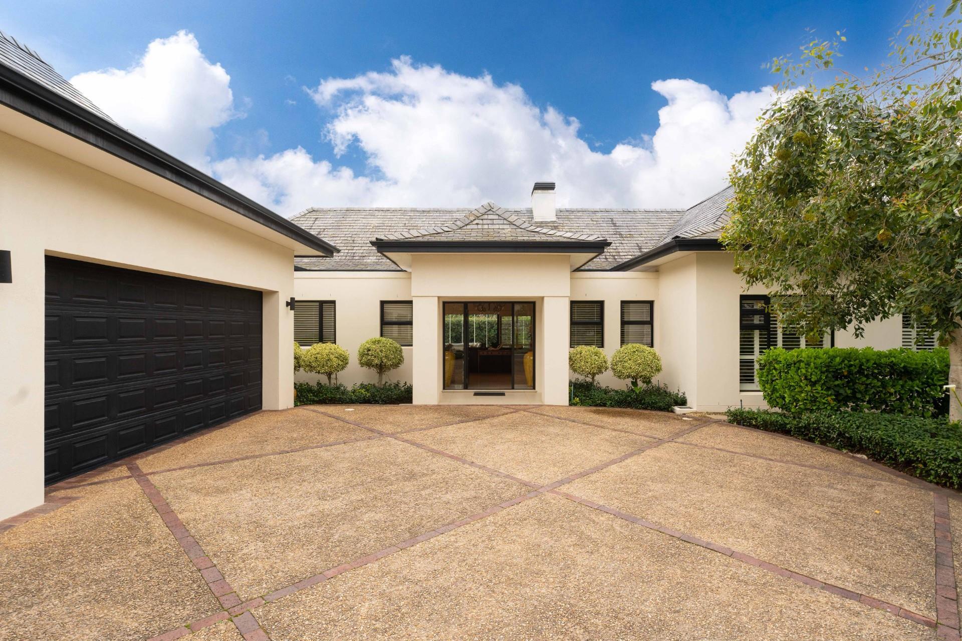Stylish Lakeview Home with Pool — photograph 2