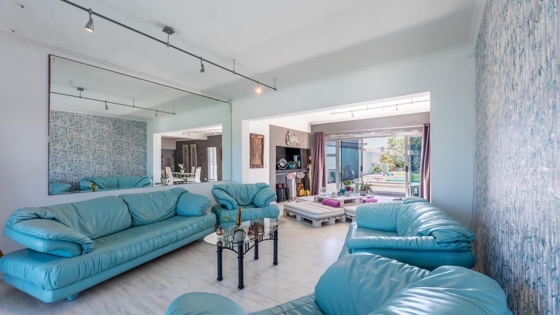 Refined Beachside Living with Timeless Elegance — photograph 2