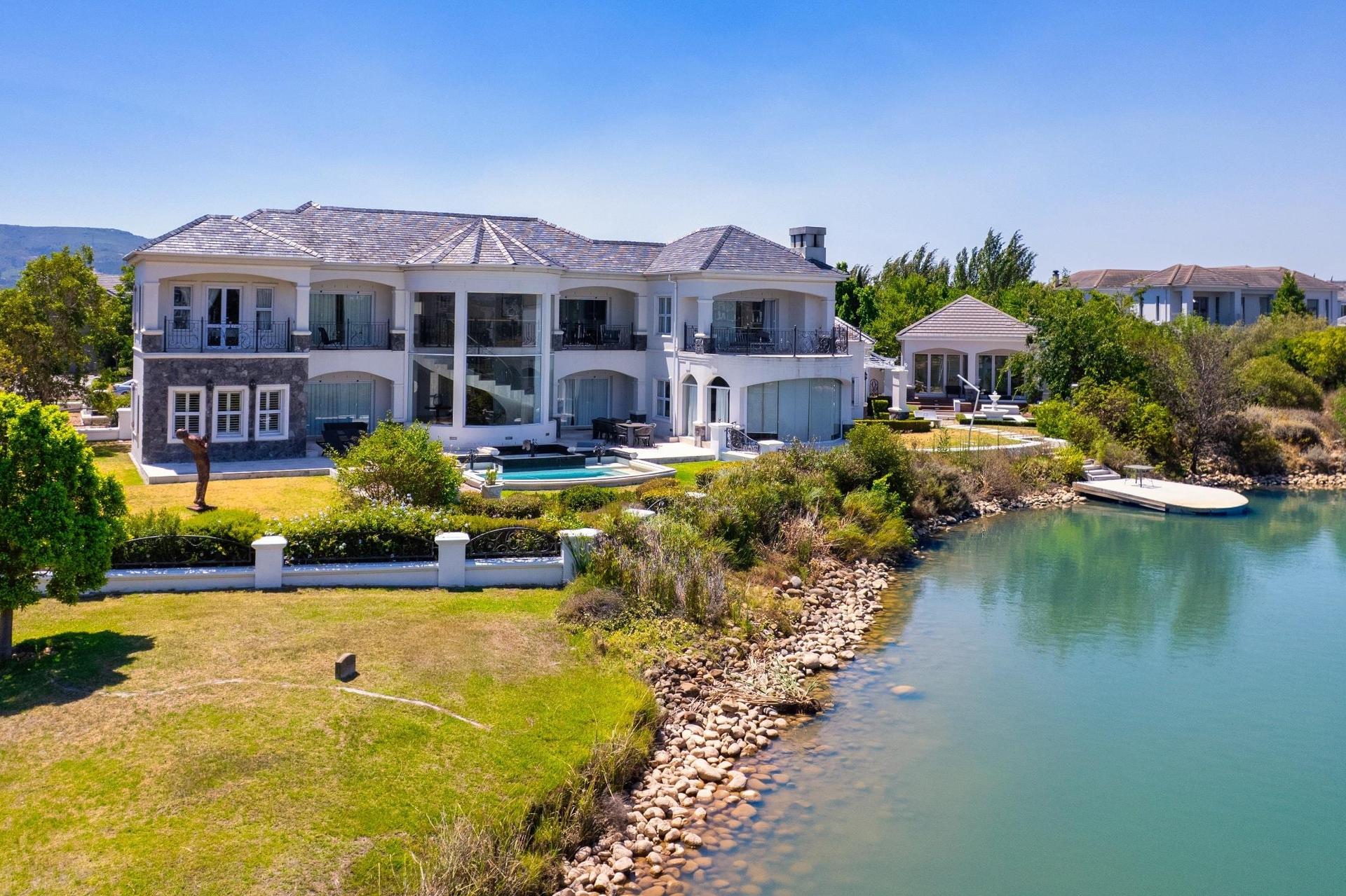 Luxury Lakeside Home with Mountain Views — photograph 4