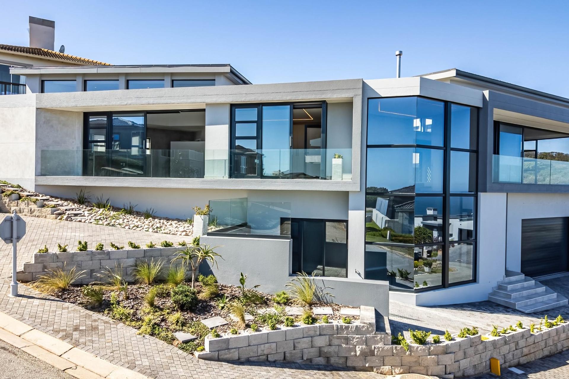 Contemporary Coastal Luxury with Panoramic Views — photograph 3